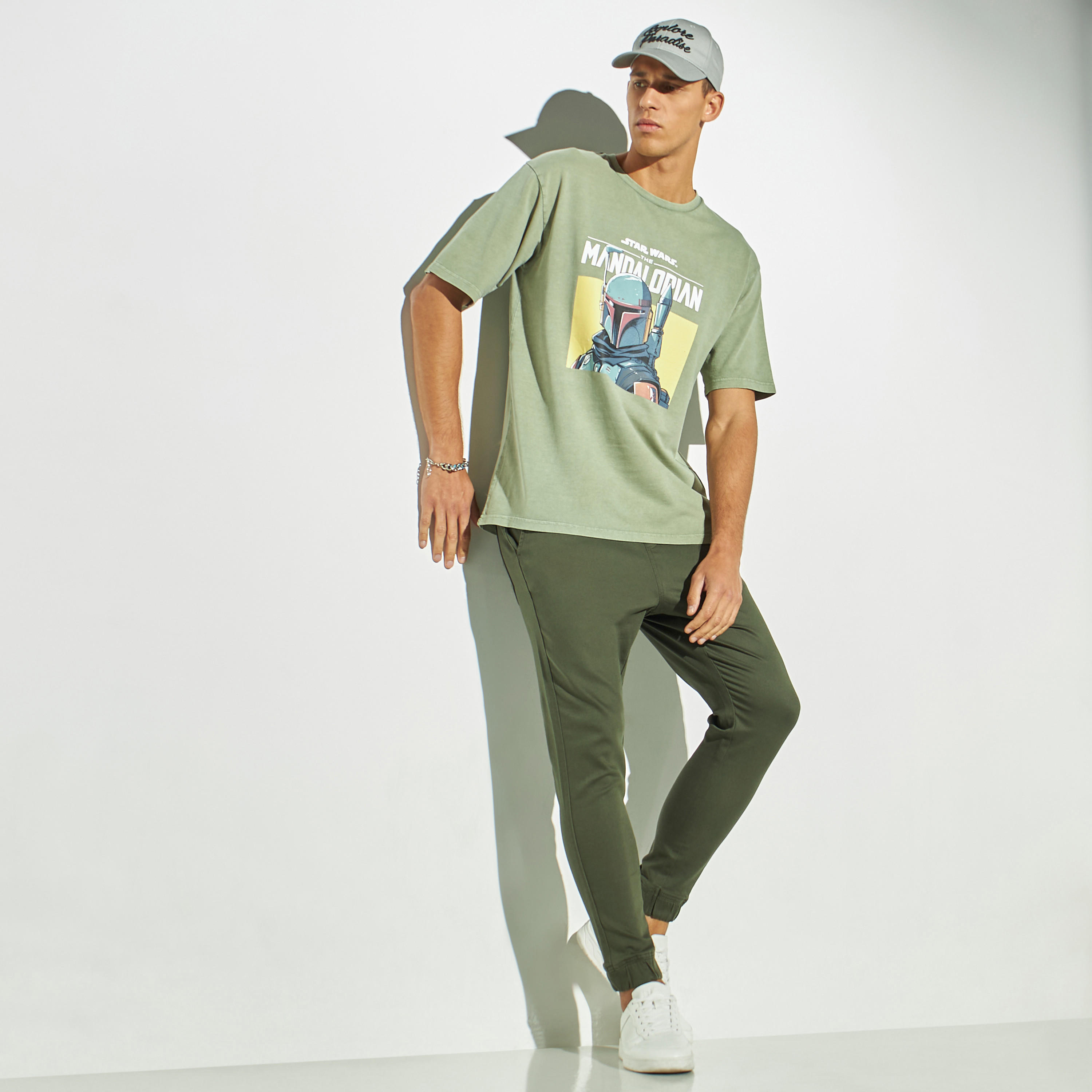 تيشيرت بياقة ضيقة وأكمام قصيرة وطبعات-men-clothing-tshirtsandpolos-tshirts-image-3