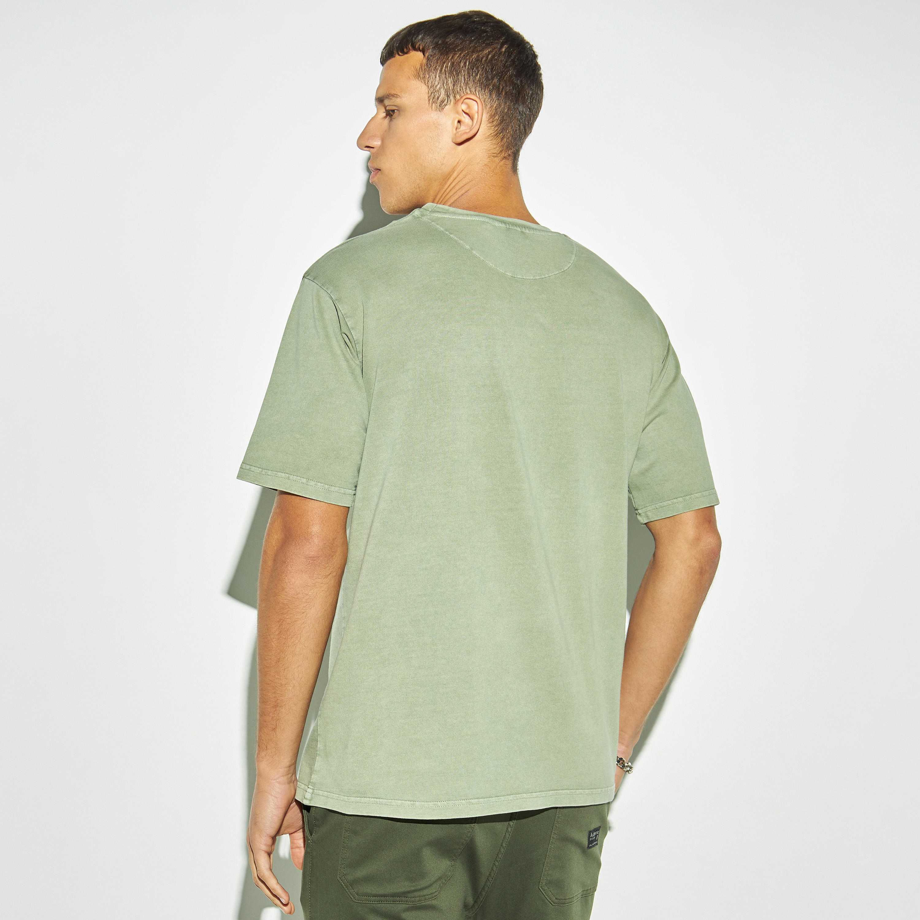 تيشيرت بياقة ضيقة وأكمام قصيرة وطبعات-men-clothing-tshirtsandpolos-tshirts-image-2