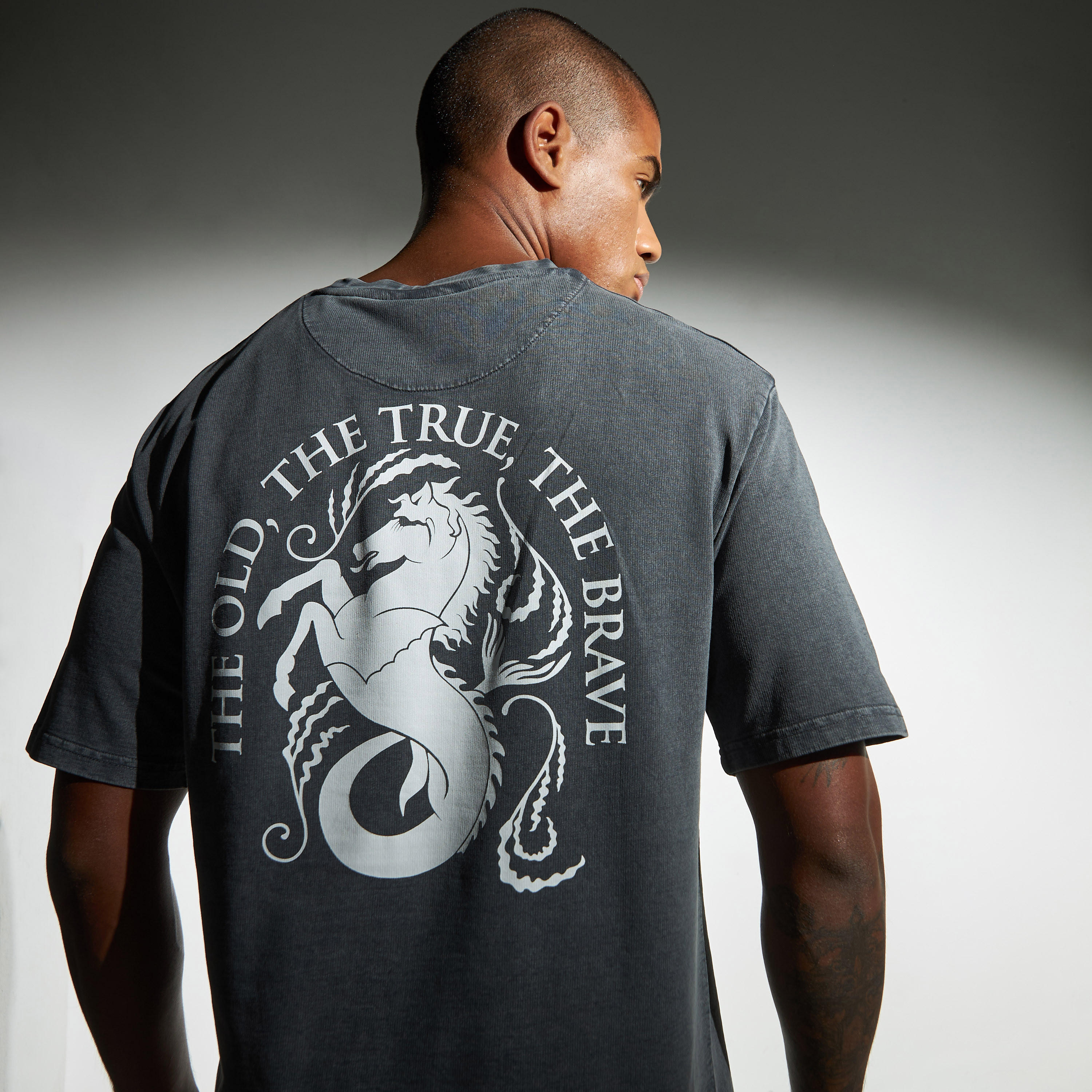 تيشيرت بياقة ضيّقة وأكمام قصيرة وطبعات-men-clothing-tshirtsandpolos-tshirts-image-1