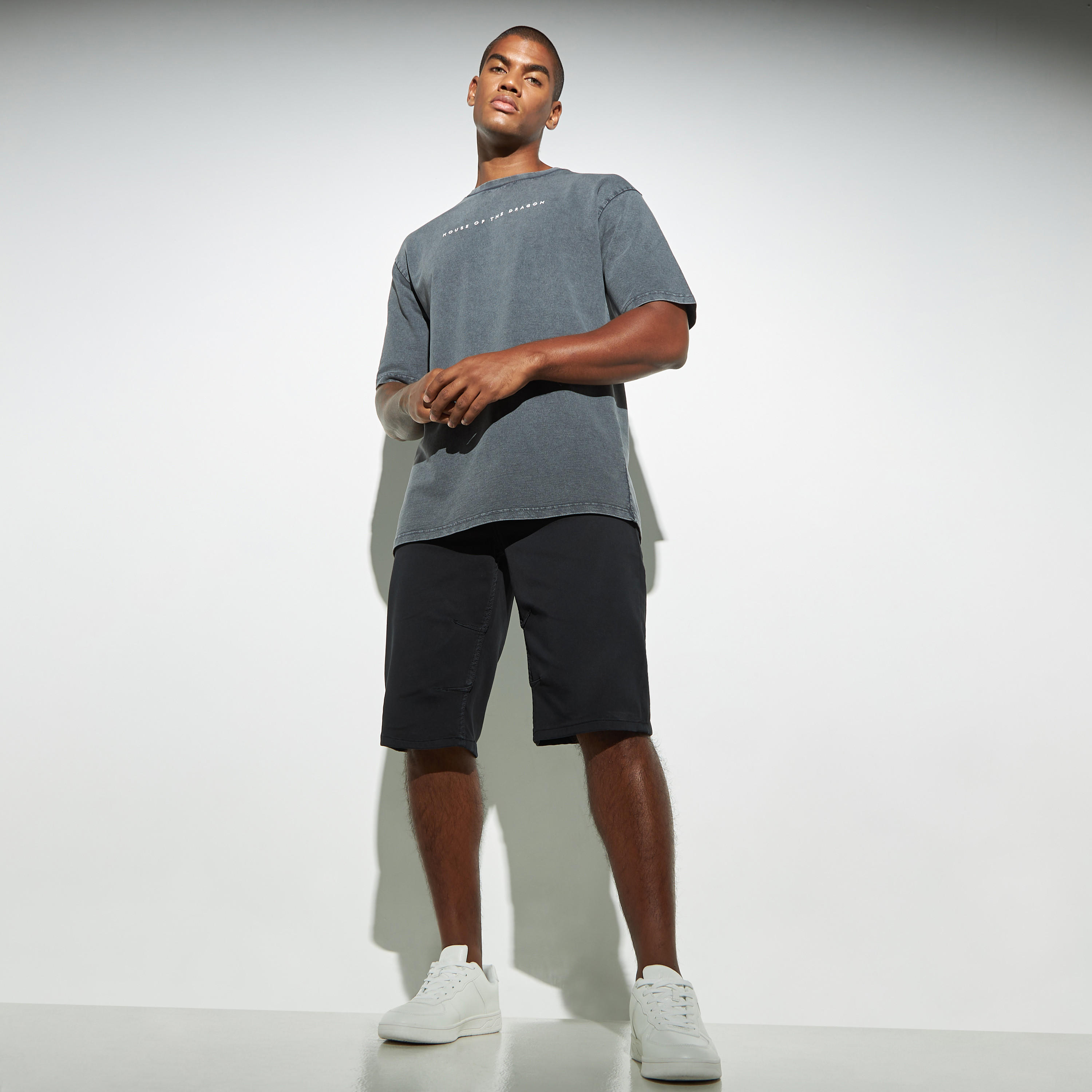 تيشيرت بياقة ضيّقة وأكمام قصيرة وطبعات-men-clothing-tshirtsandpolos-tshirts-image-2