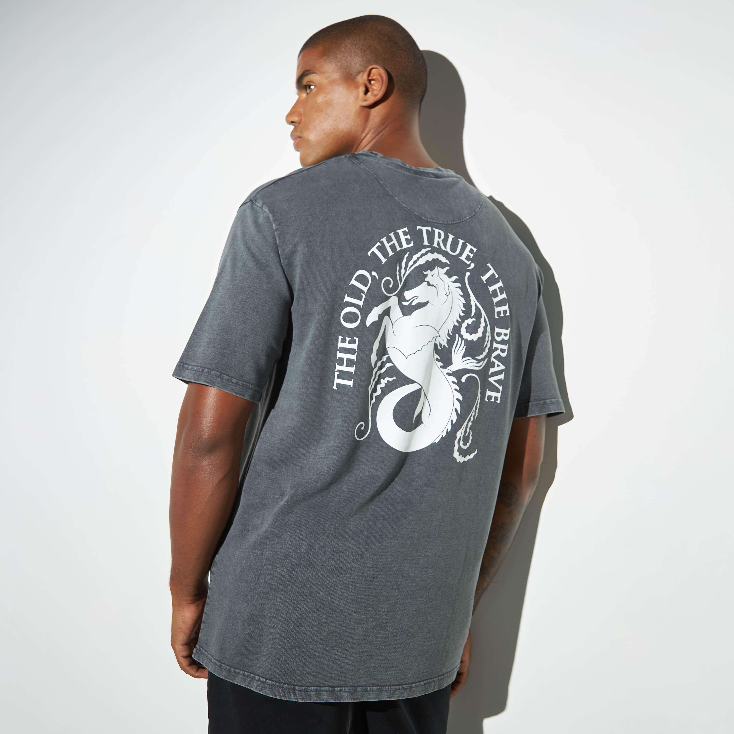تيشيرت بياقة ضيّقة وأكمام قصيرة وطبعات-men-clothing-tshirtsandpolos-tshirts-image-3