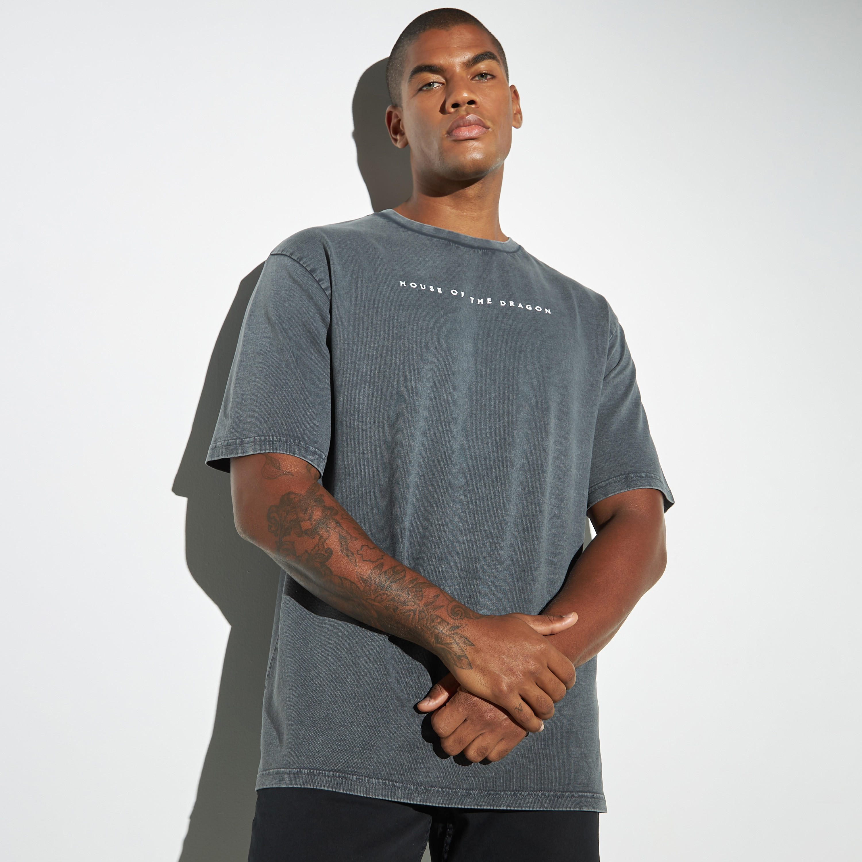 تيشيرت بياقة ضيّقة وأكمام قصيرة وطبعات-men-clothing-tshirtsandpolos-tshirts-image-4