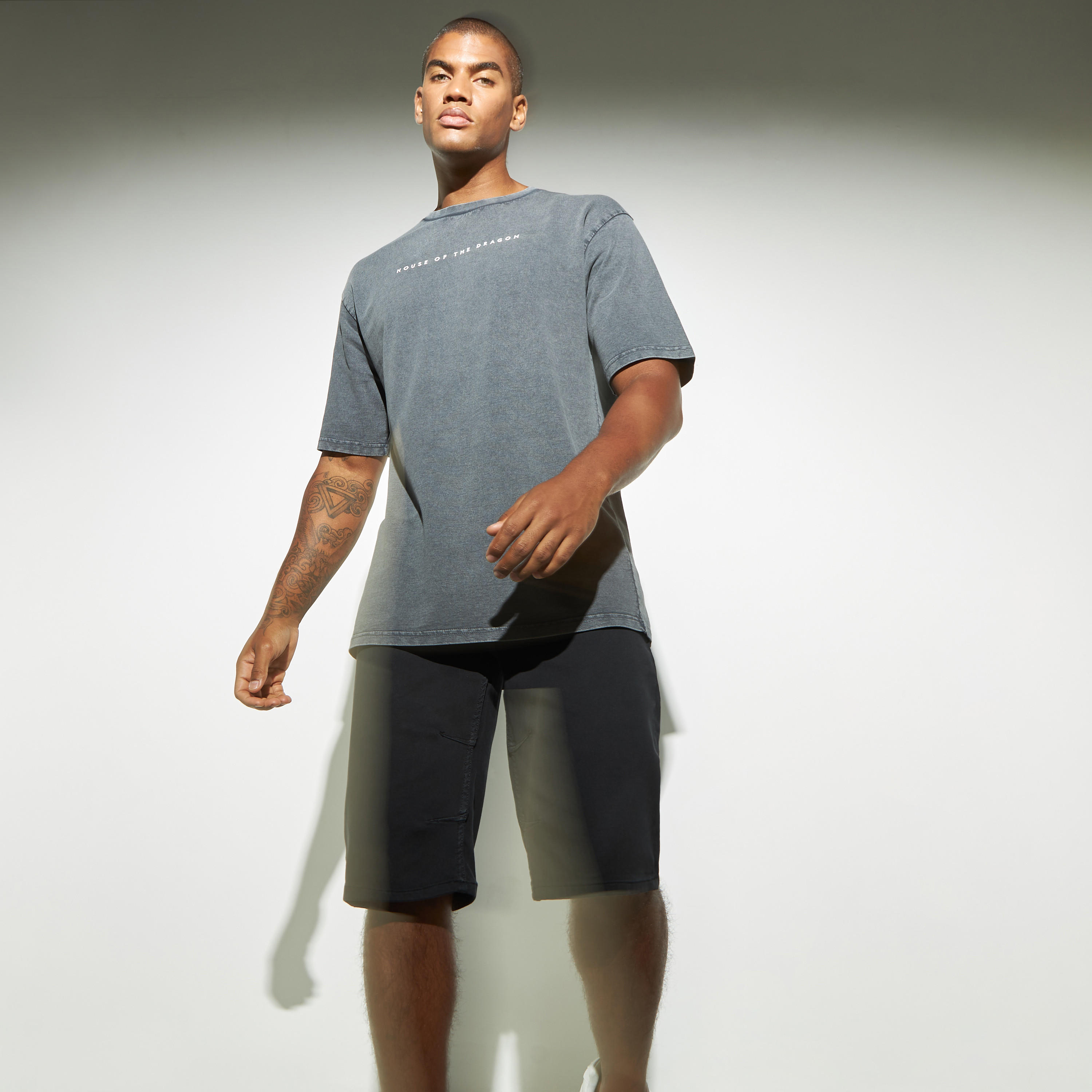 تيشيرت بياقة ضيّقة وأكمام قصيرة وطبعات-men-clothing-tshirtsandpolos-tshirts-image-5