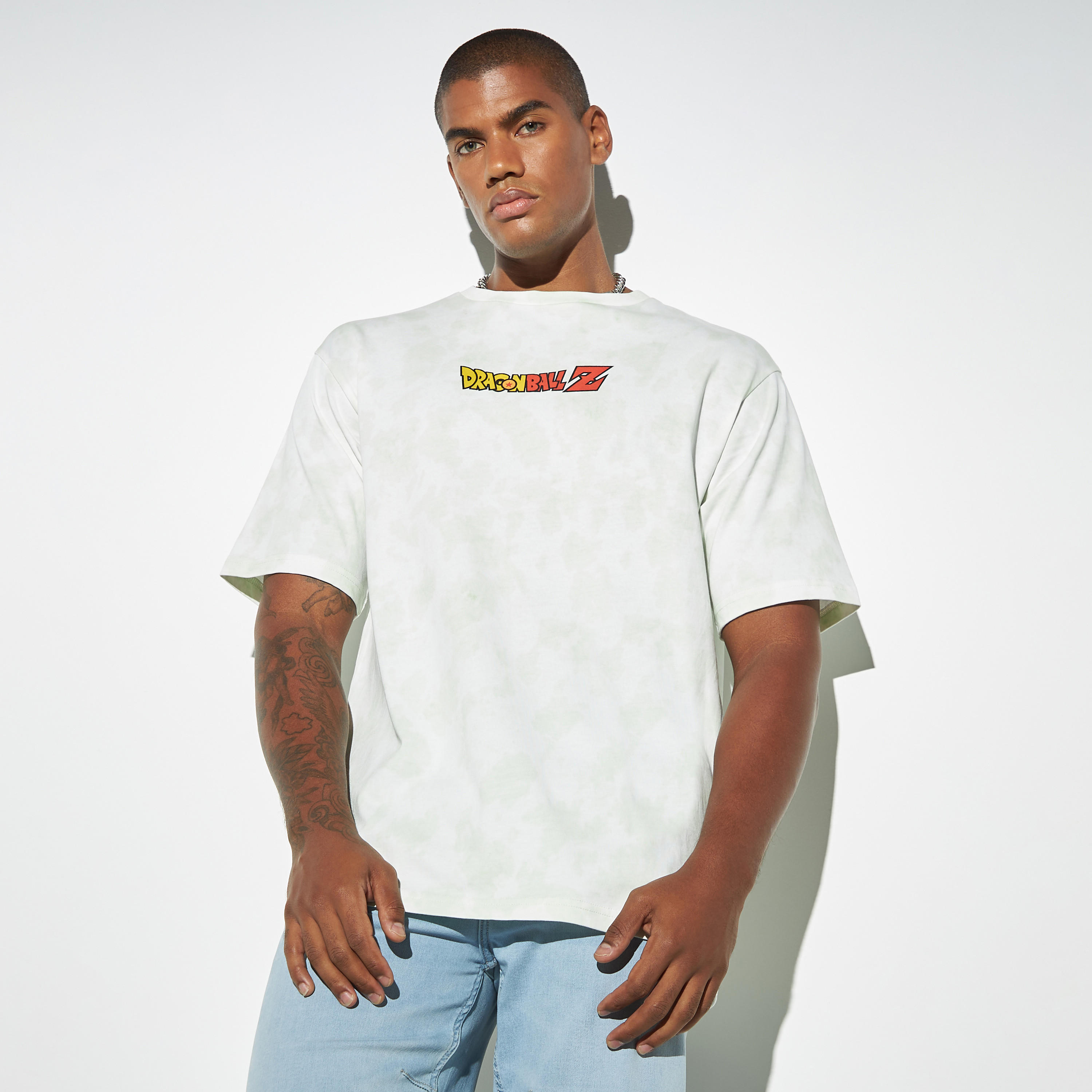 تيشيرت بياقة ضيقة وأكمام قصيرة وطبعات-men-clothing-tshirtsandpolos-tshirts-image-2