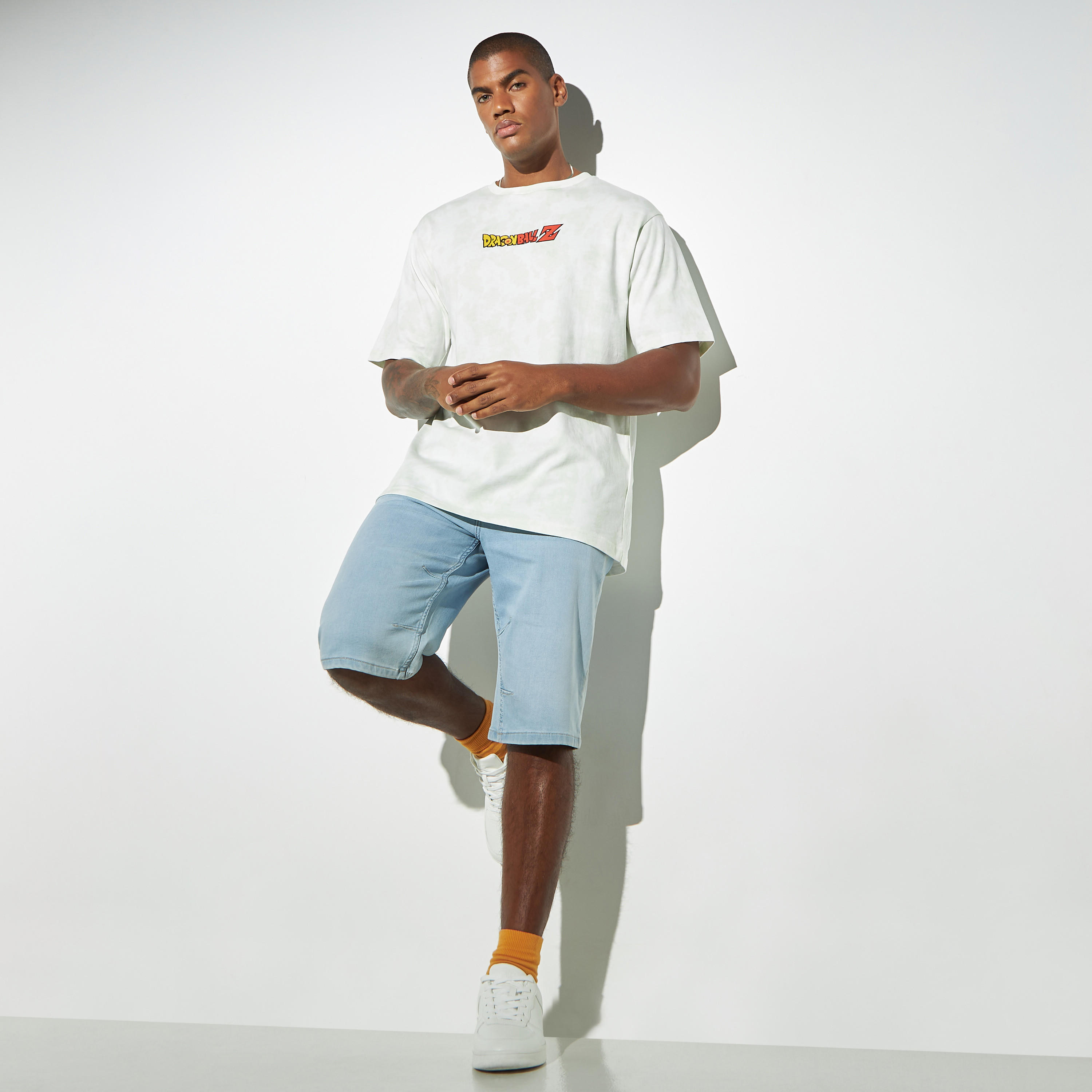 تيشيرت بياقة ضيقة وأكمام قصيرة وطبعات-men-clothing-tshirtsandpolos-tshirts-image-4