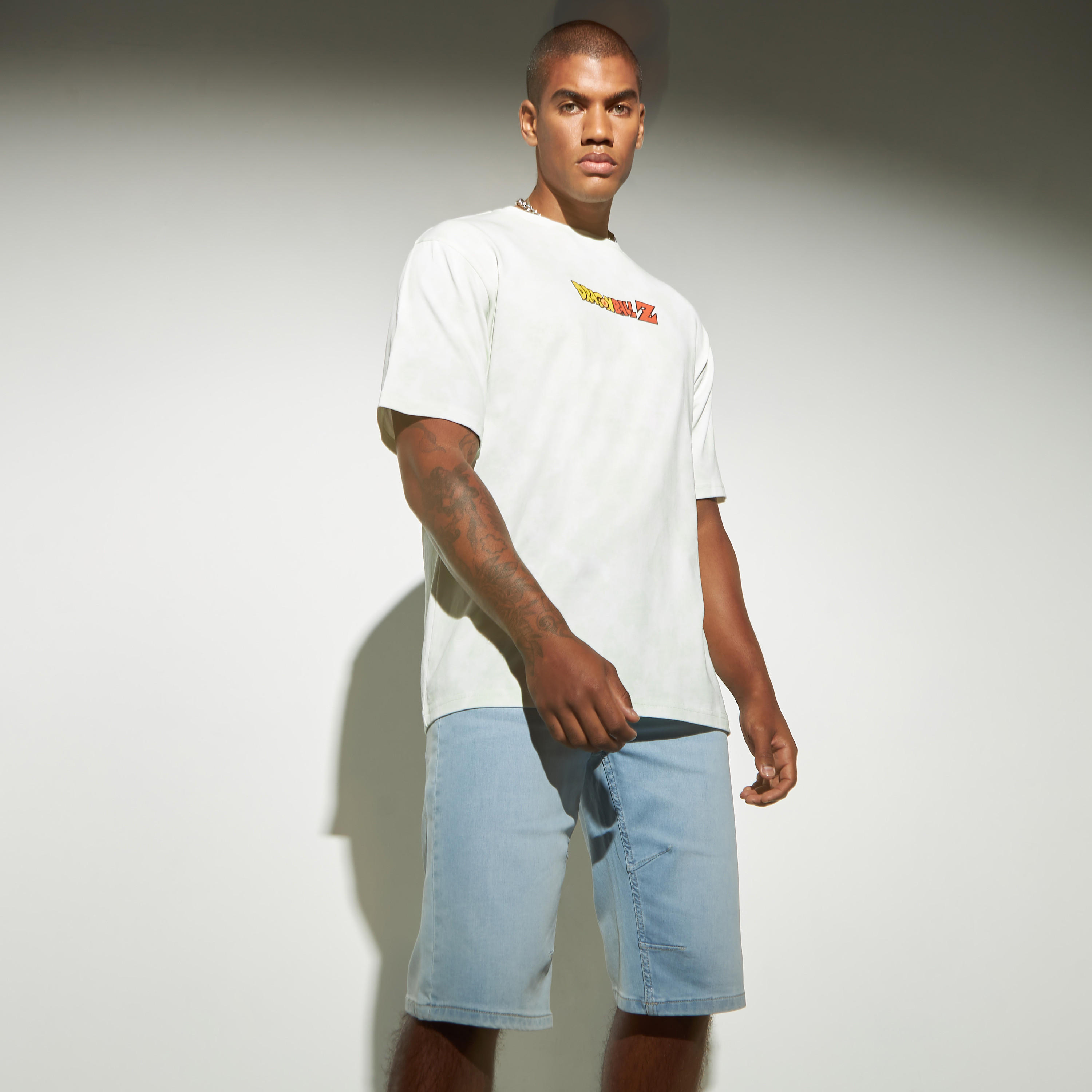 تيشيرت بياقة ضيقة وأكمام قصيرة وطبعات-men-clothing-tshirtsandpolos-tshirts-image-5