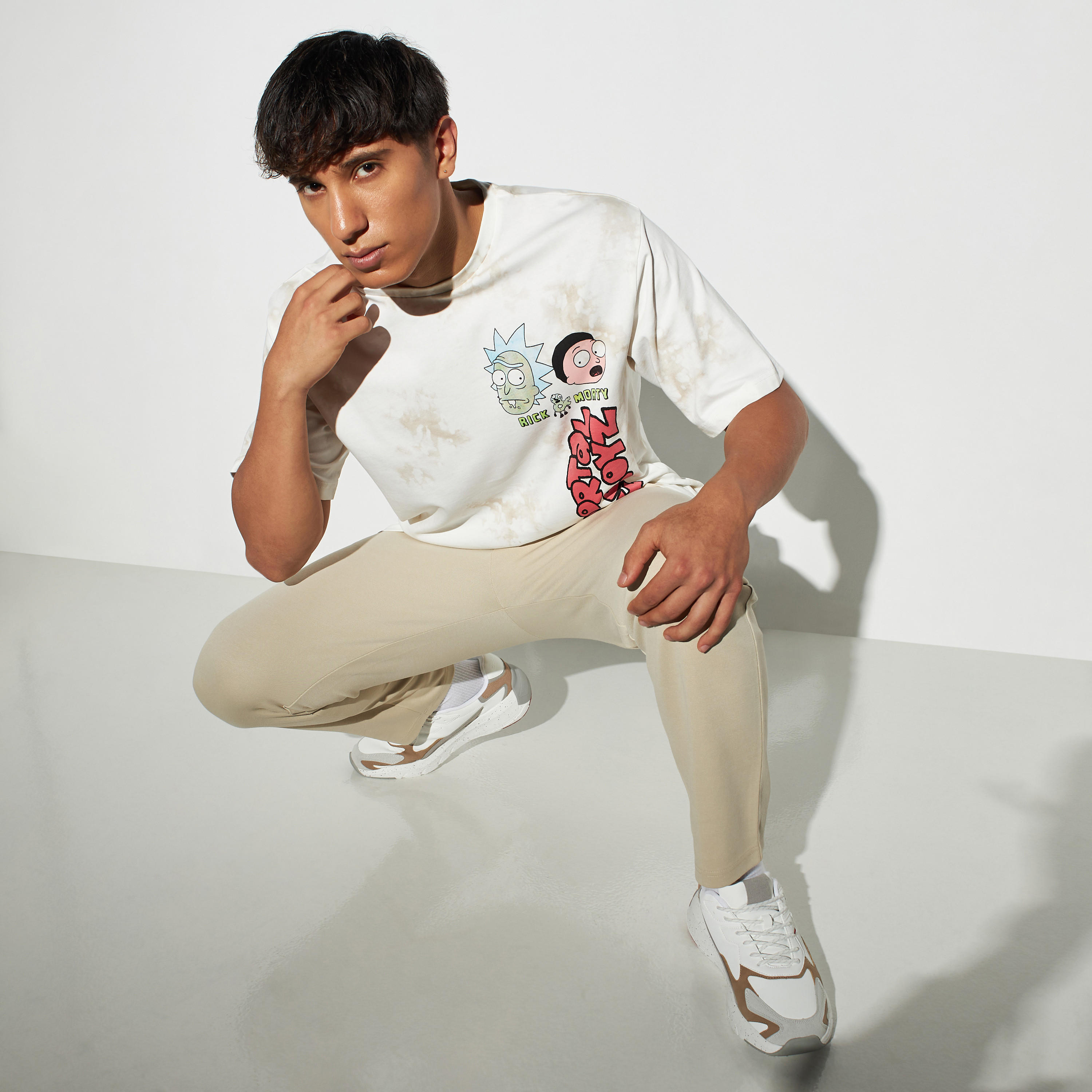 تيشيرت بياقة ضيّقة وأكمام قصيرة وطبعات-men-clothing-tshirtsandpolos-tshirts-image-2