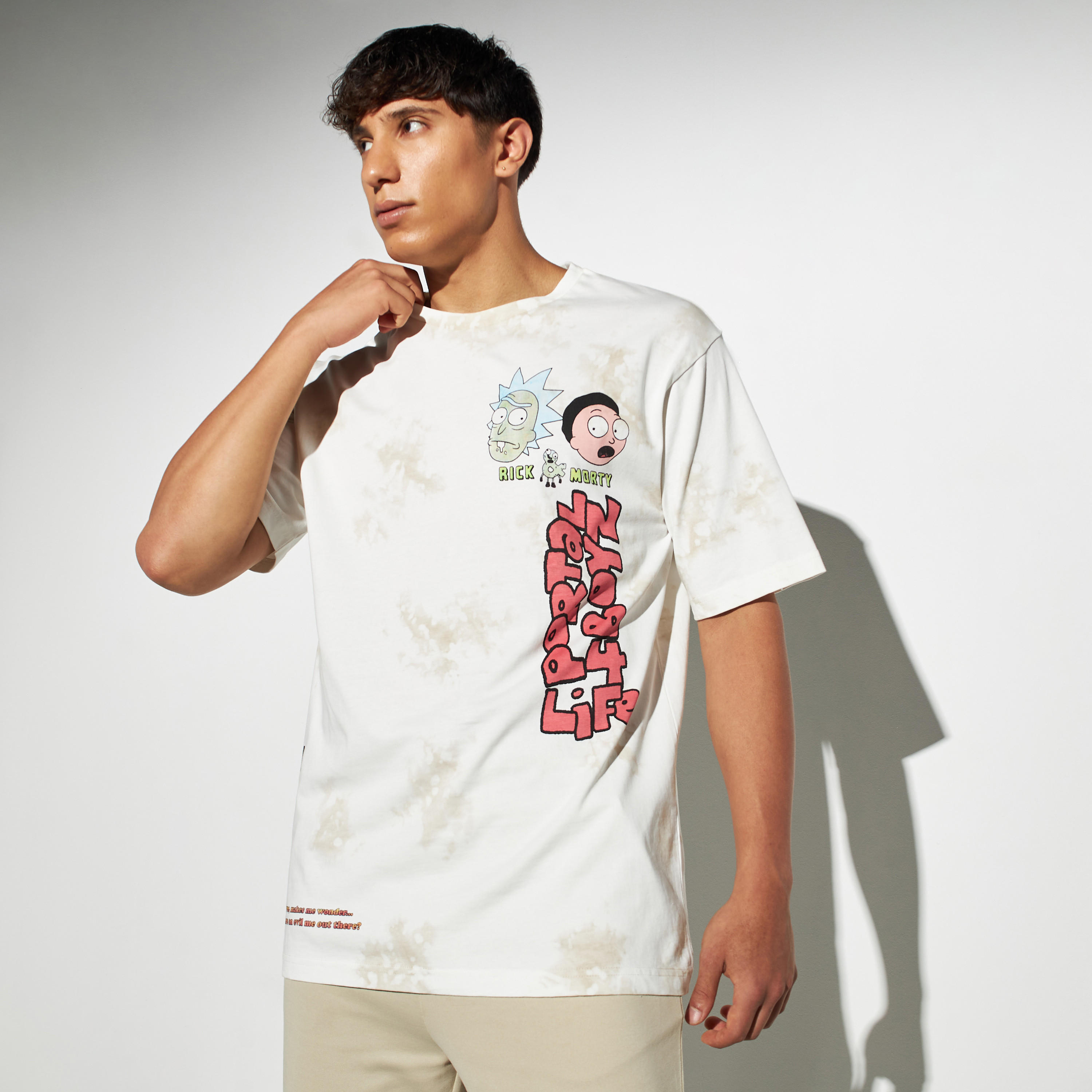 تيشيرت بياقة ضيّقة وأكمام قصيرة وطبعات-men-clothing-tshirtsandpolos-tshirts-image-4