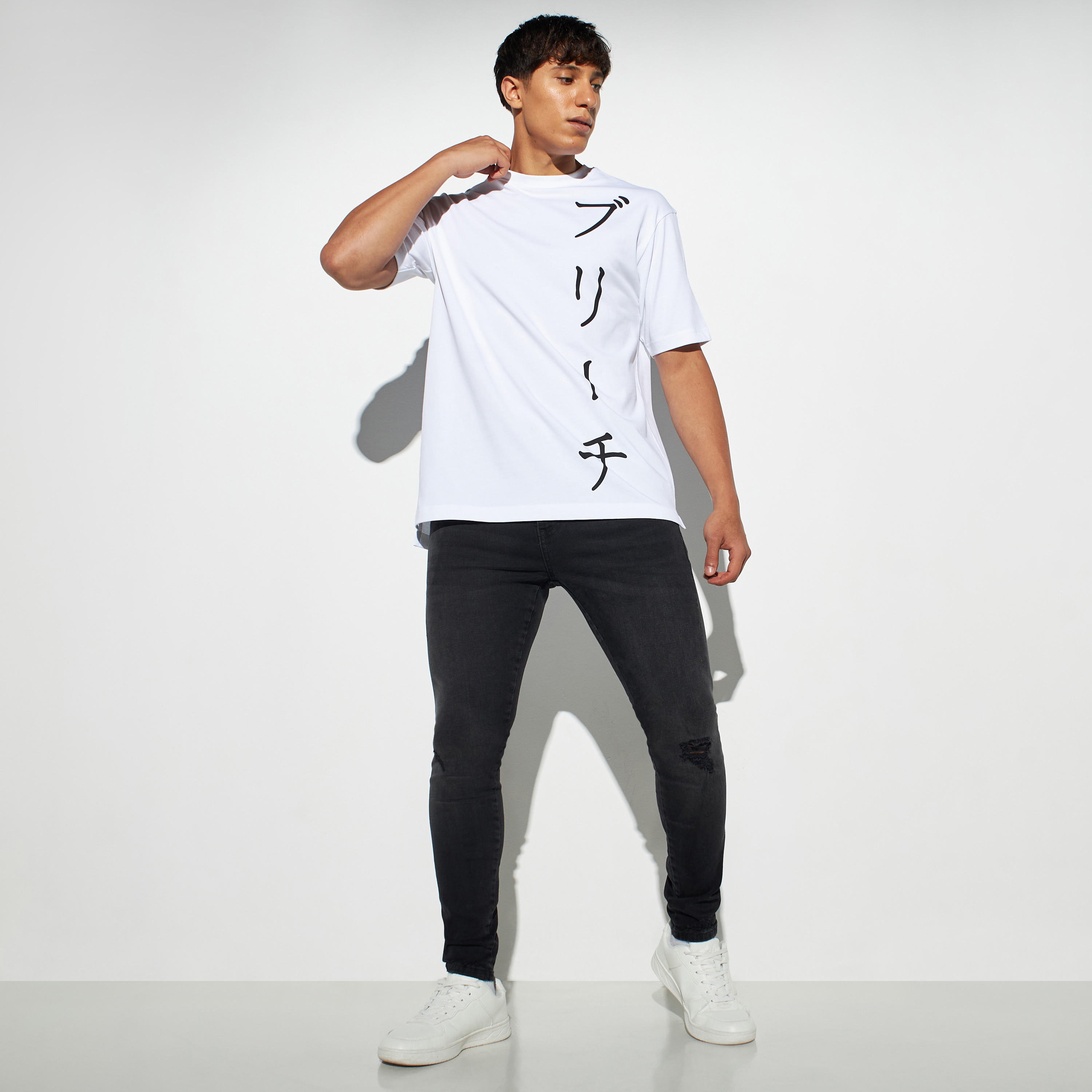 تيشيرت بياقة مستديرة وطبعات بأكمام قصيرة-men-clothing-tshirtsandpolos-tshirts-image-2