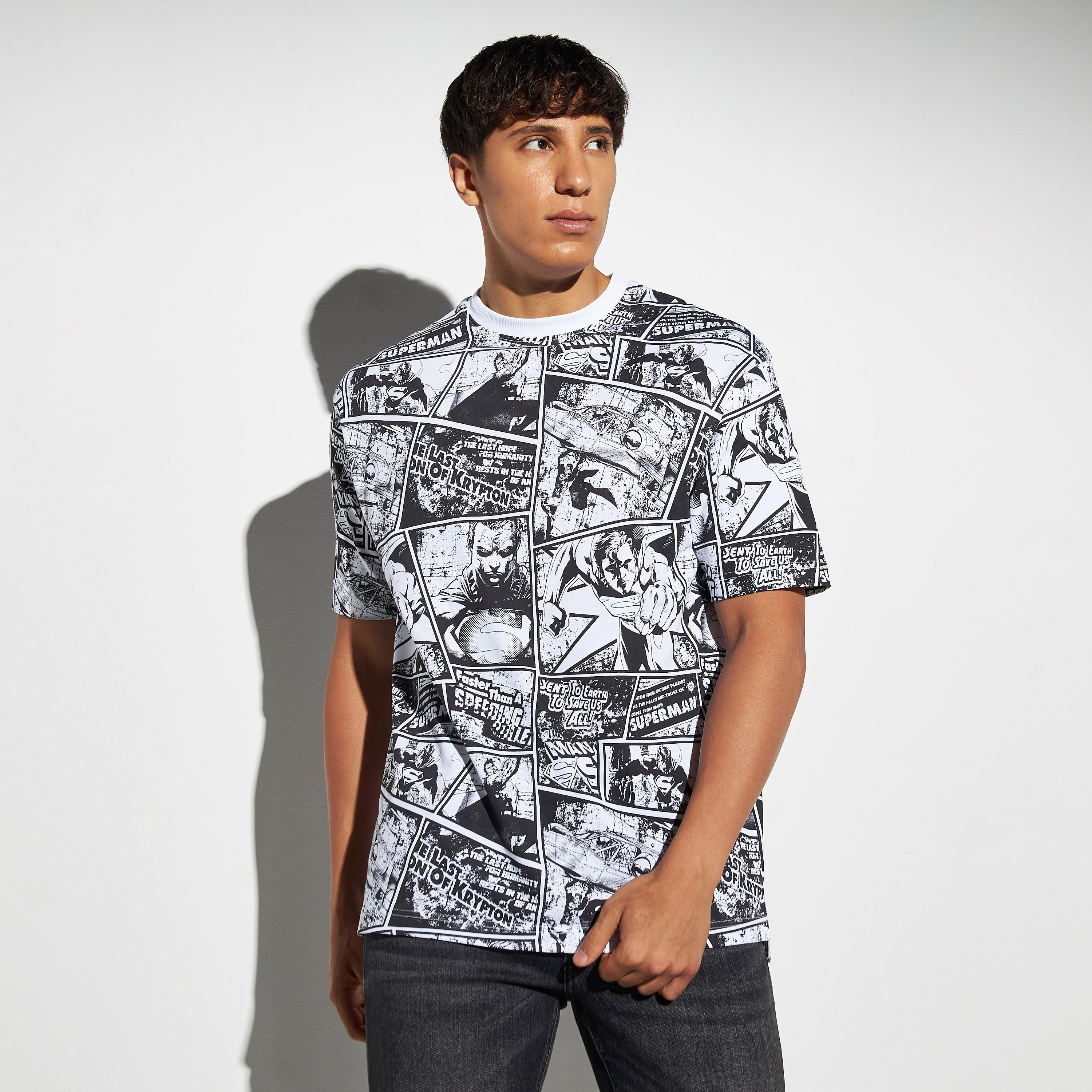 تيشيرت فضفاض بأكمام قصيرة وياقة ضيقة وطبعات-men-clothing-tshirtsandpolos-tshirts-image-1