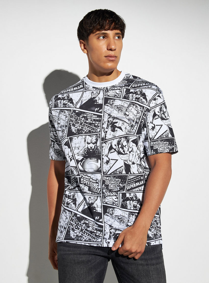 تيشيرت فضفاض بأكمام قصيرة وياقة ضيقة وطبعات-men-clothing-tshirtsandpolos-tshirts-image-1