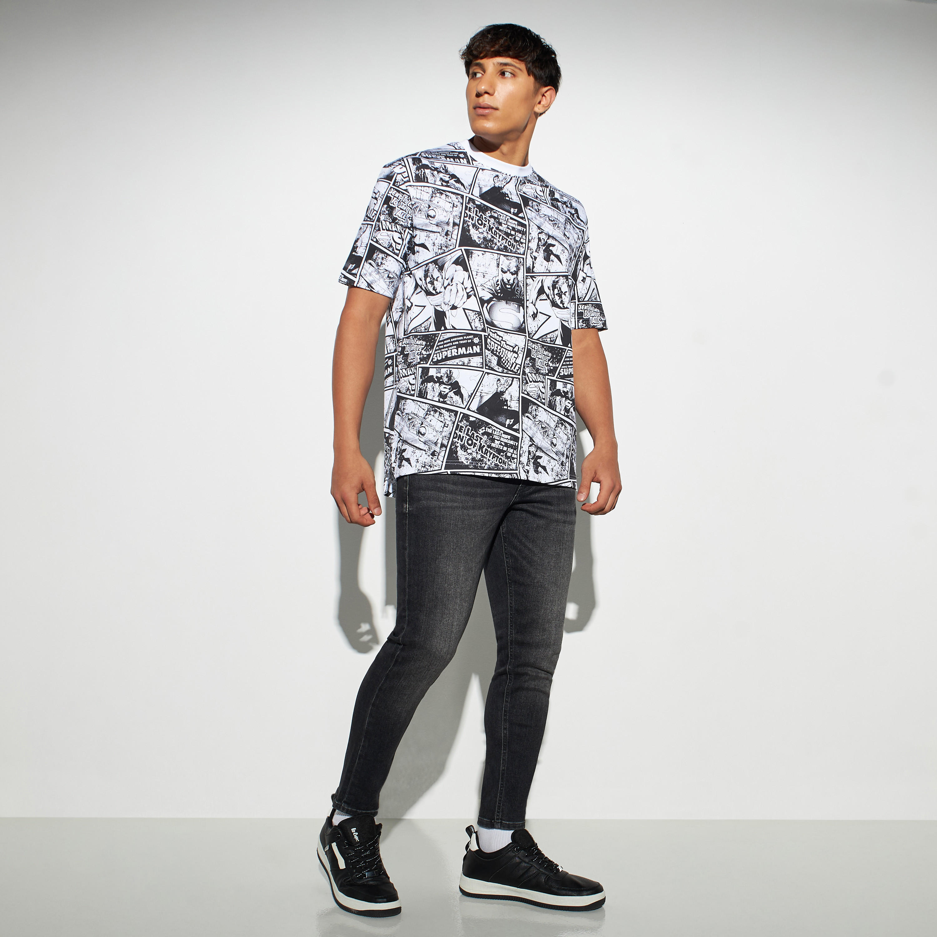 تيشيرت فضفاض بأكمام قصيرة وياقة ضيقة وطبعات-men-clothing-tshirtsandpolos-tshirts-image-2