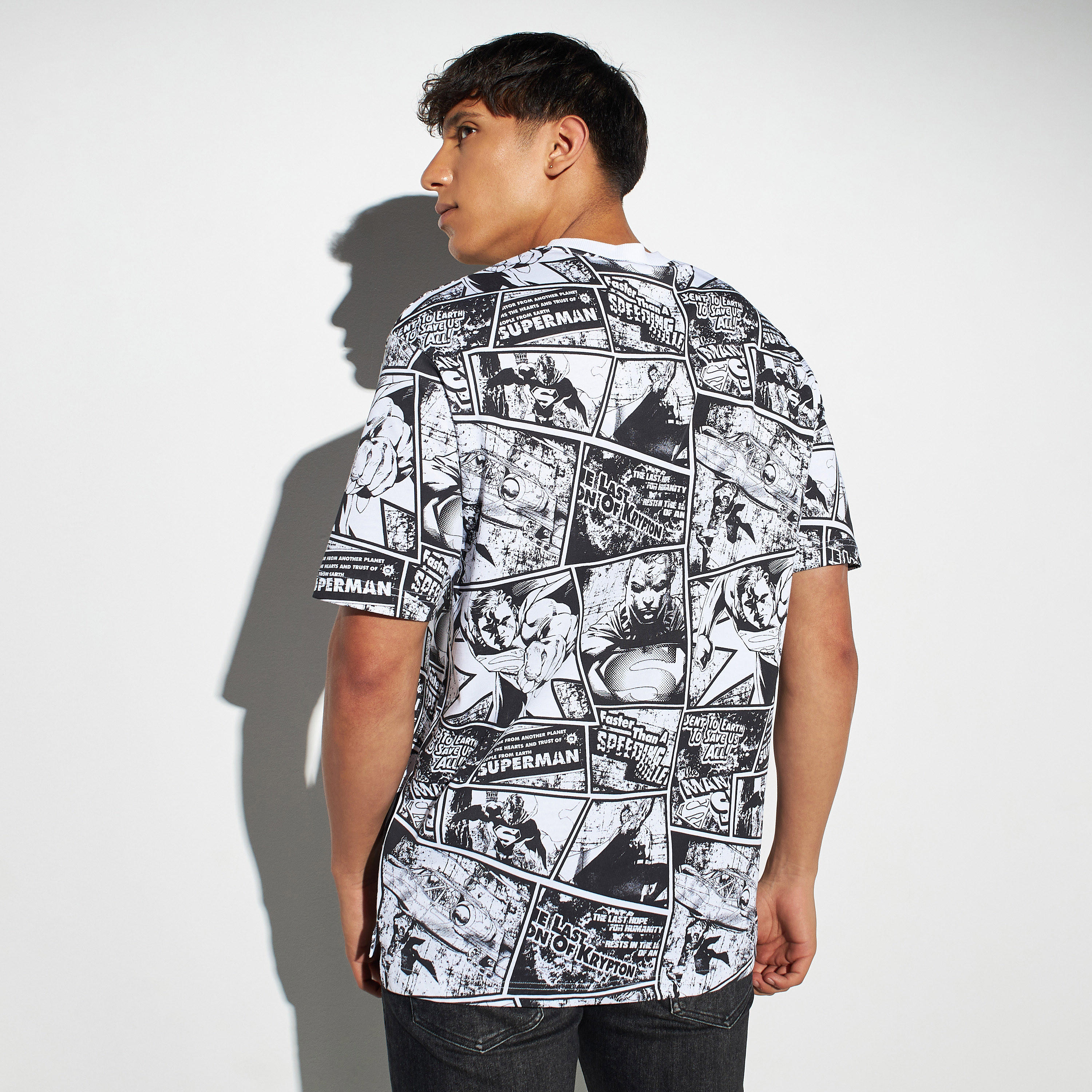 تيشيرت فضفاض بأكمام قصيرة وياقة ضيقة وطبعات-men-clothing-tshirtsandpolos-tshirts-image-3