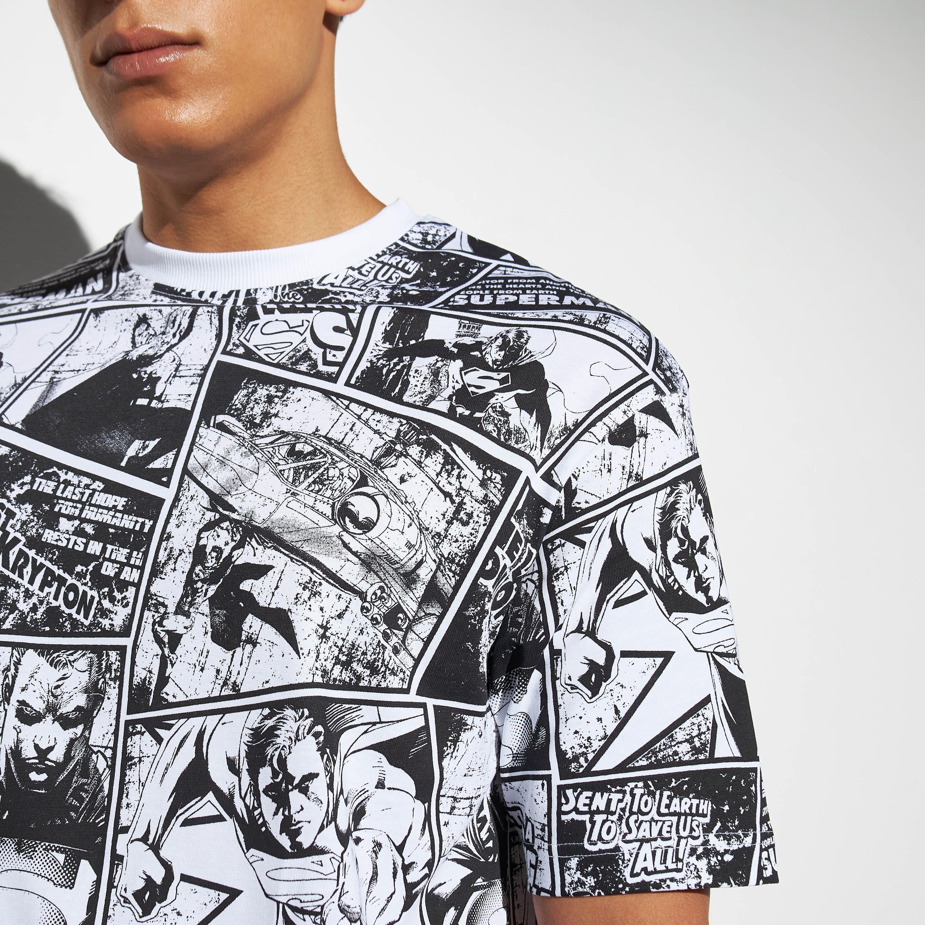 تيشيرت فضفاض بأكمام قصيرة وياقة ضيقة وطبعات-men-clothing-tshirtsandpolos-tshirts-image-4