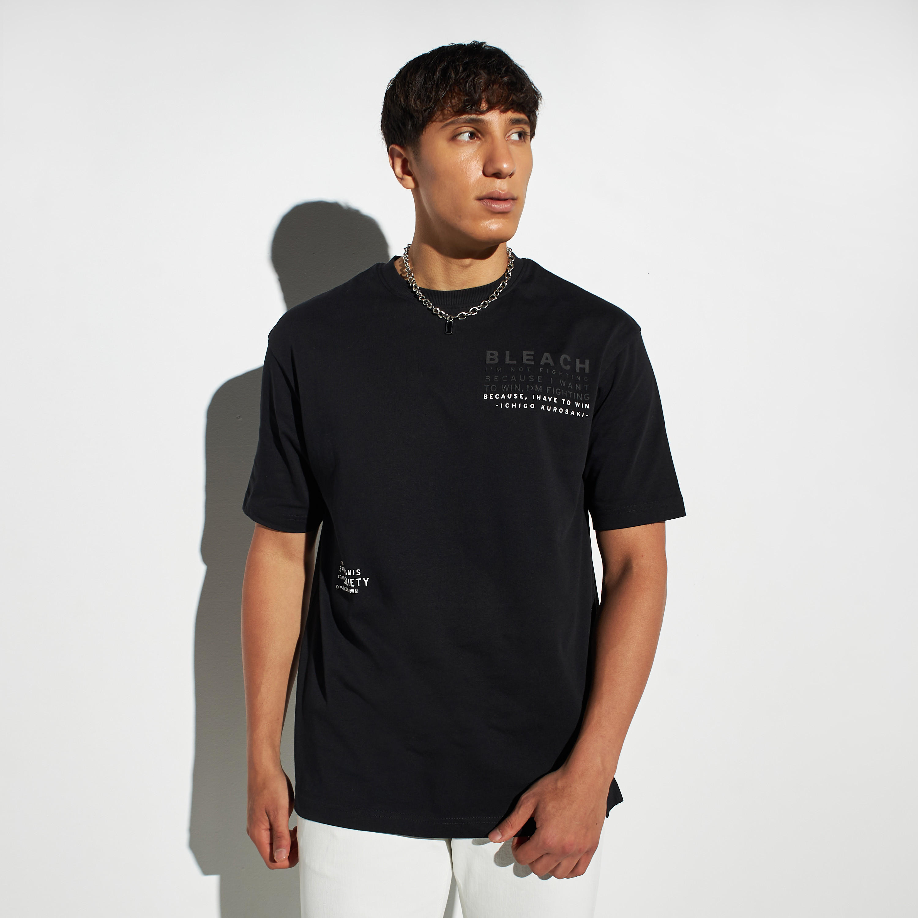 تيشيرت فضفاض بياقة ضيّقة وأكمام قصيرة وطبعات-men-clothing-tshirtsandpolos-tshirts-image-2