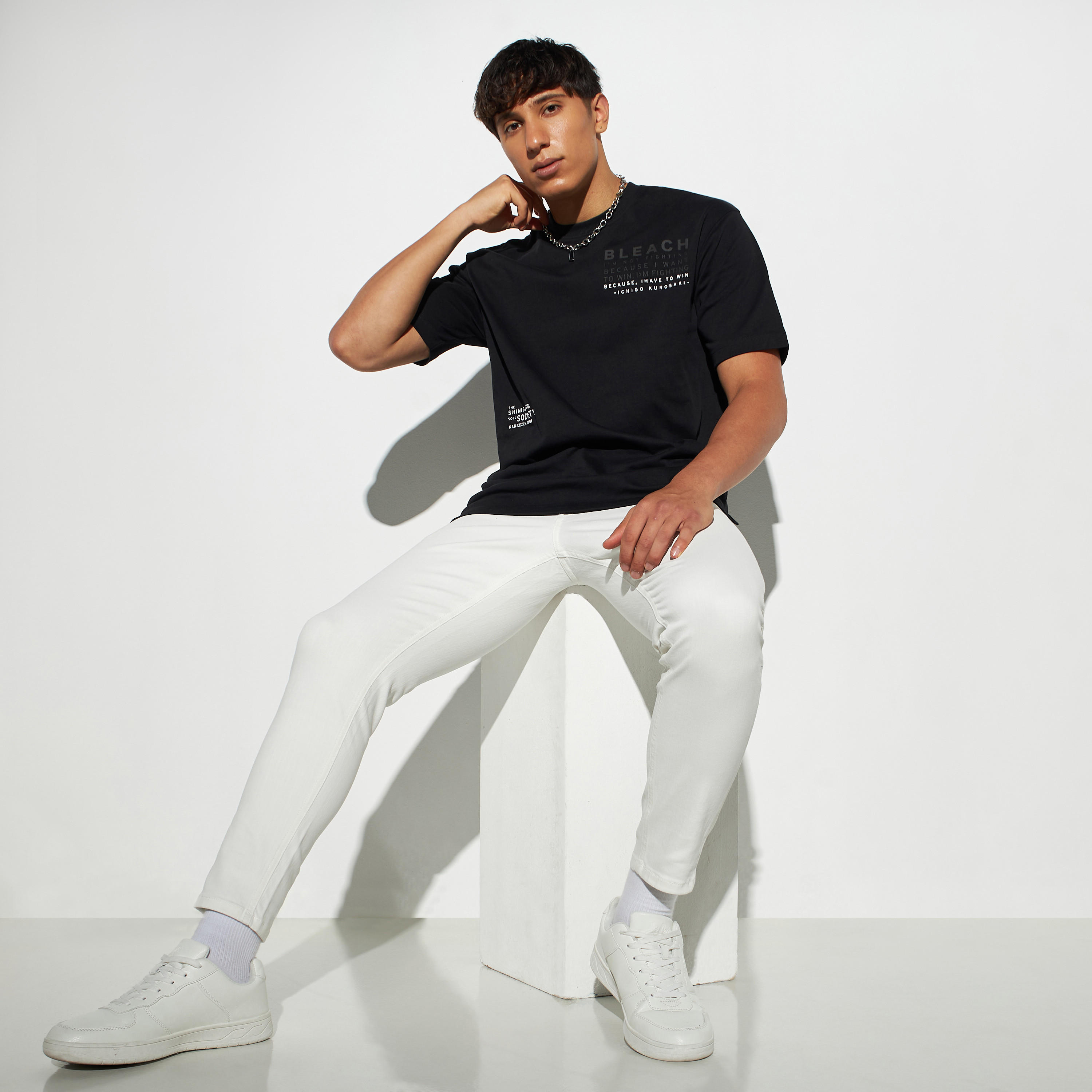 تيشيرت فضفاض بياقة ضيّقة وأكمام قصيرة وطبعات-men-clothing-tshirtsandpolos-tshirts-image-3