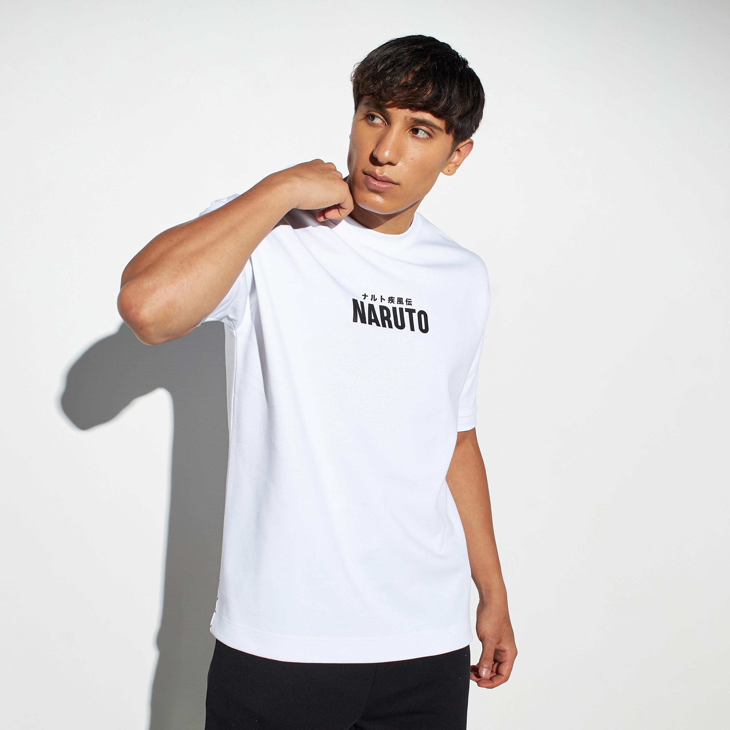 تيشيرت بوكسي بياقة ضيّقة وطبعات-men-clothing-tshirtsandpolos-tshirts-image-1