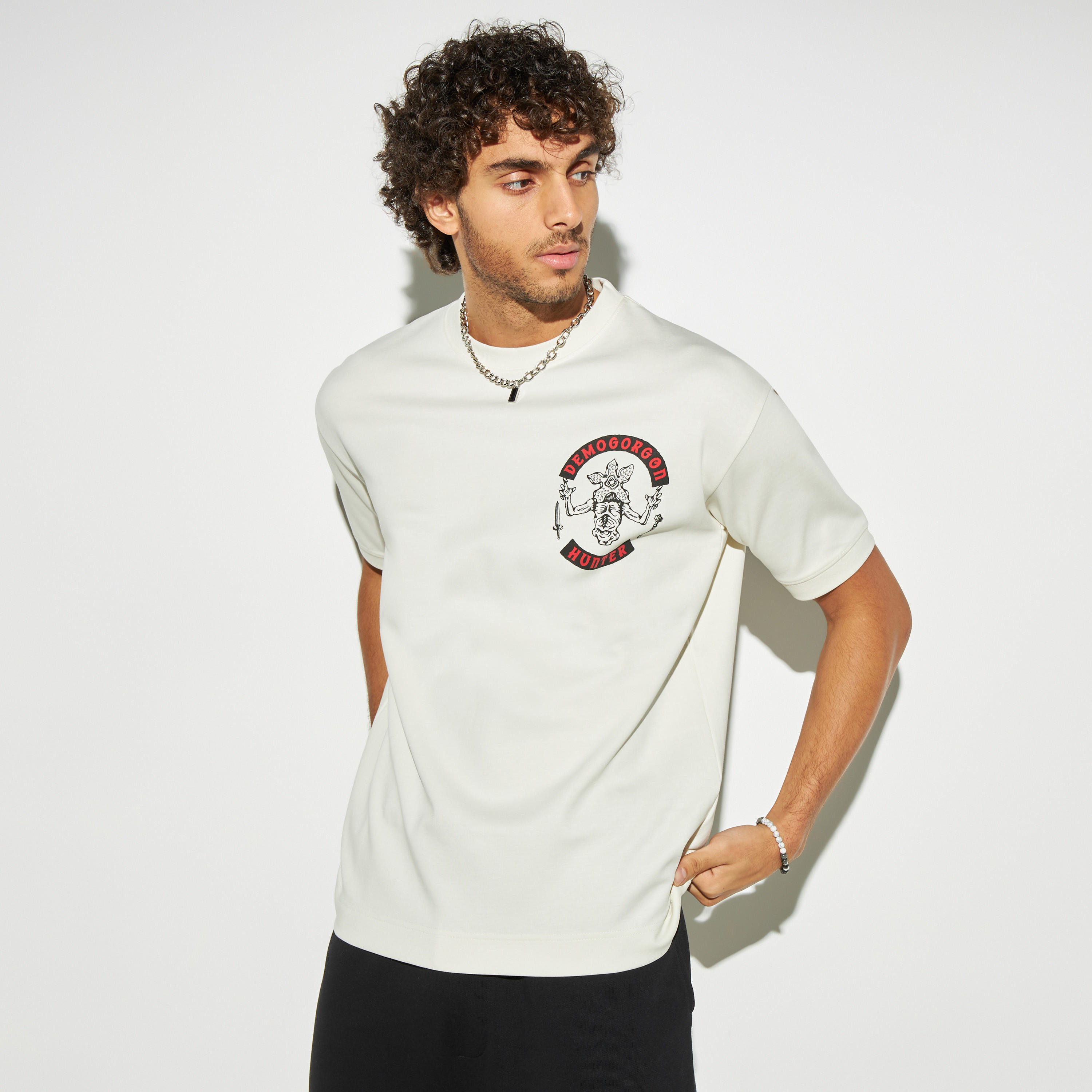 تيشيرت بياقة ضيّقة وأكمام قصيرة وطبعات-men-clothing-tshirtsandpolos-tshirts-image-1