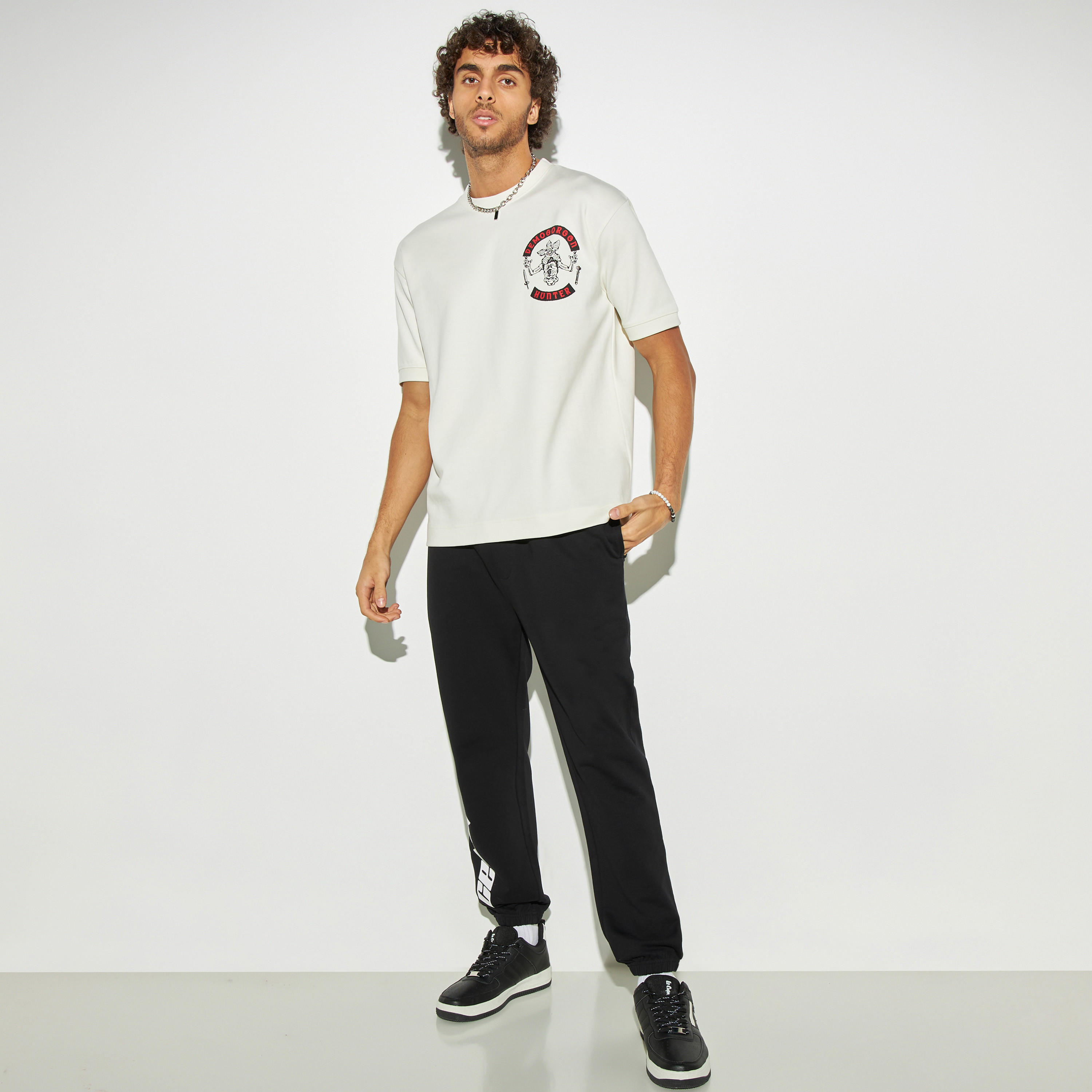 تيشيرت بياقة ضيّقة وأكمام قصيرة وطبعات-men-clothing-tshirtsandpolos-tshirts-image-2
