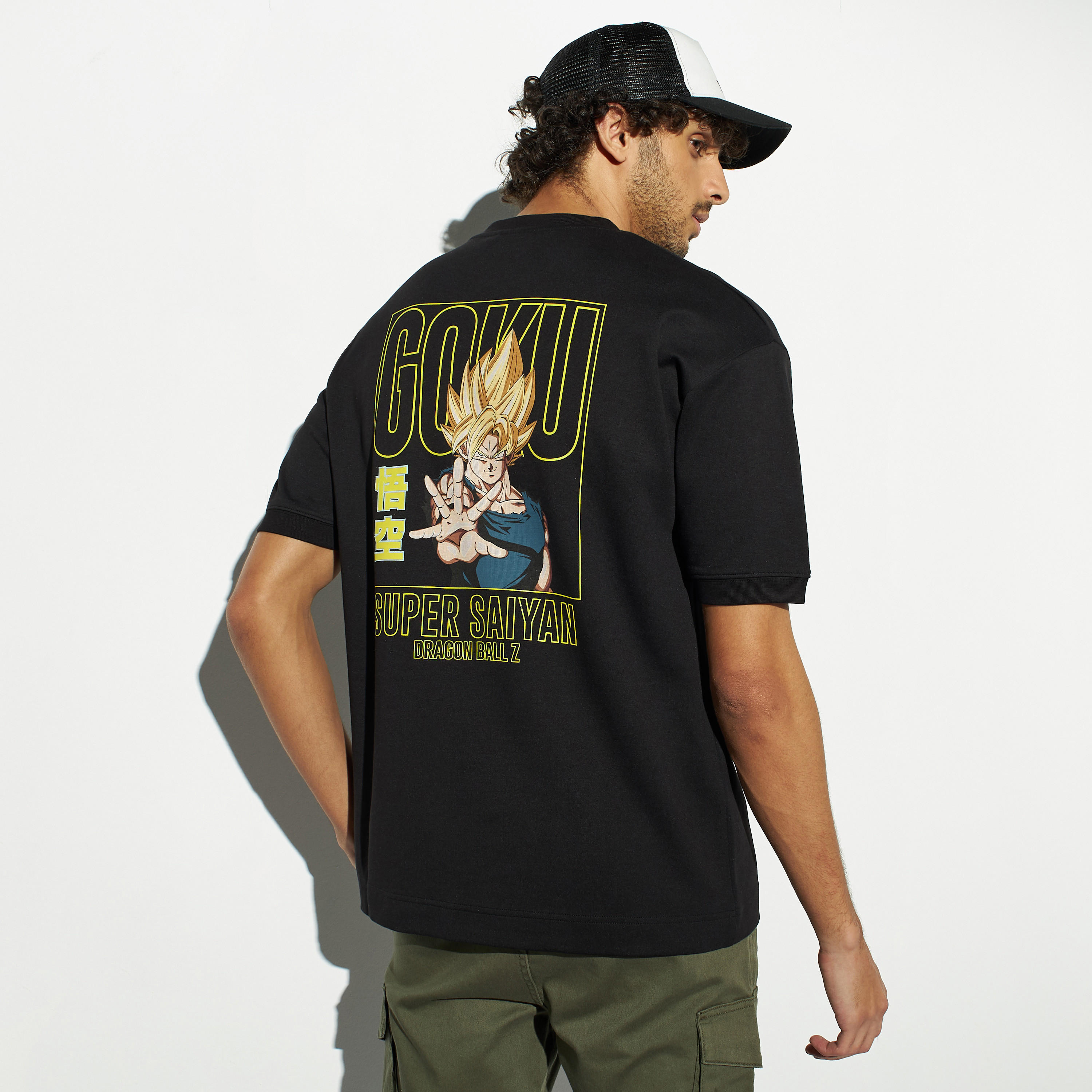تيشيرت بقصة بوكسي وأكمام قصيرة وياقة ضيقة وطبعات-men-clothing-tshirtsandpolos-tshirts-image-1