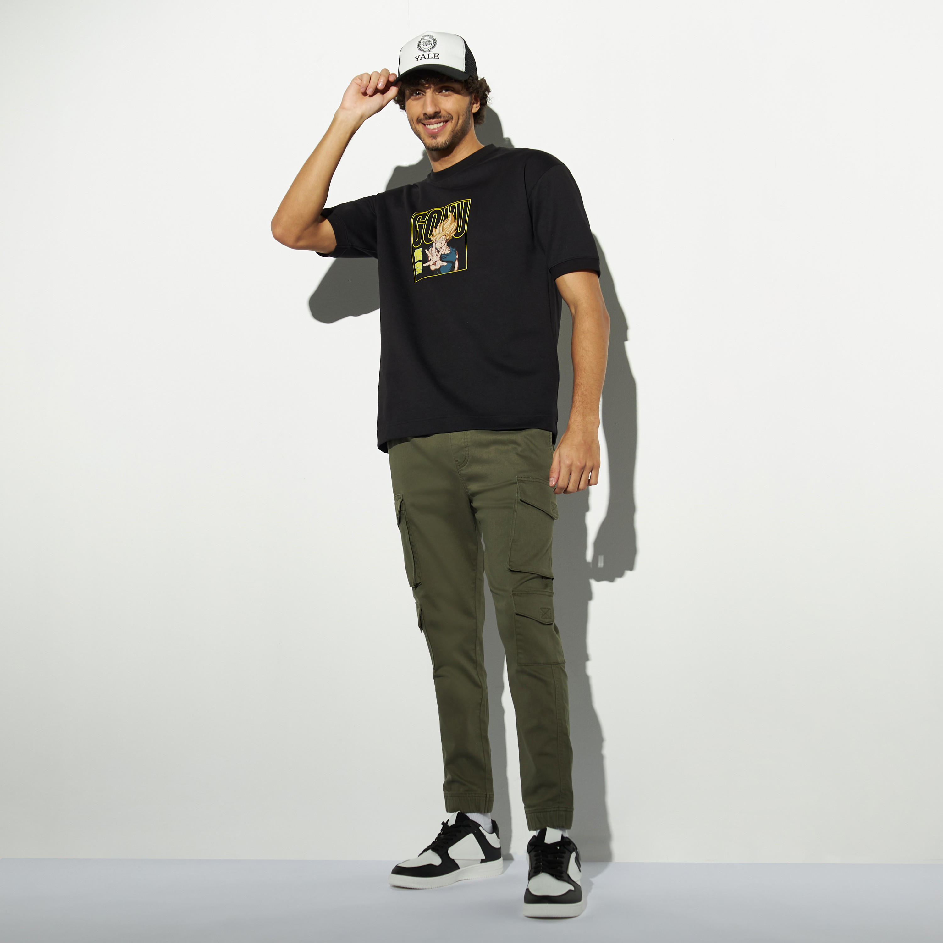 تيشيرت بقصة بوكسي وأكمام قصيرة وياقة ضيقة وطبعات-men-clothing-tshirtsandpolos-tshirts-image-2