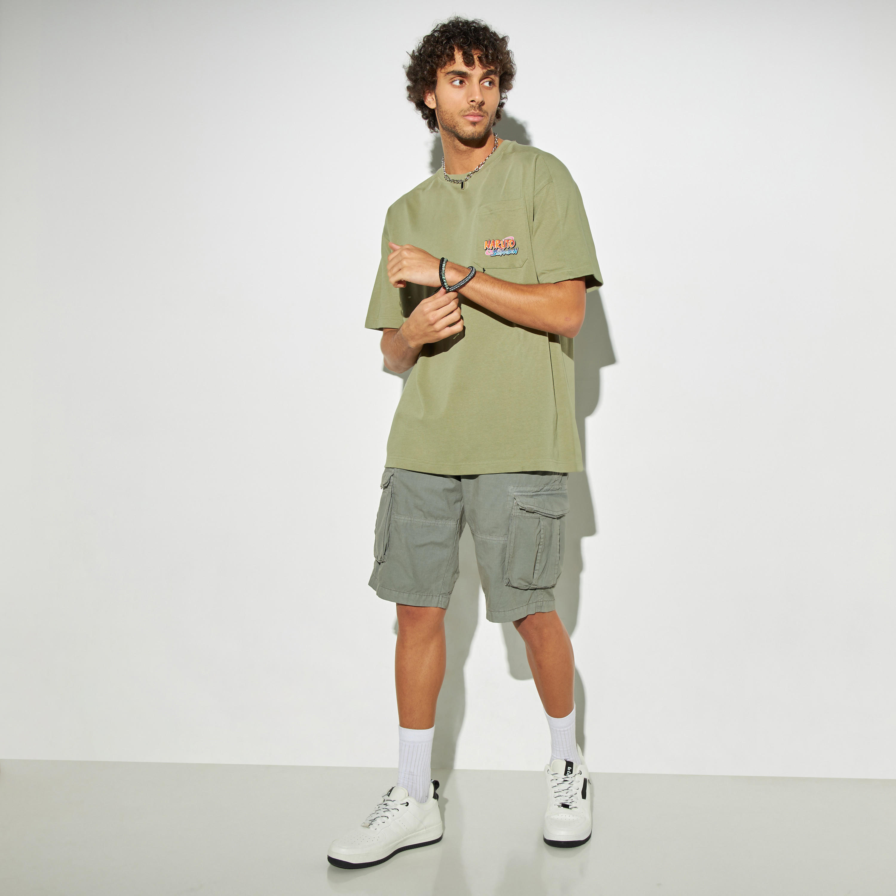 تيشيرت بياقة ضيقة وأكمام قصيرة وطبعات-men-clothing-tshirtsandpolos-tshirts-image-2