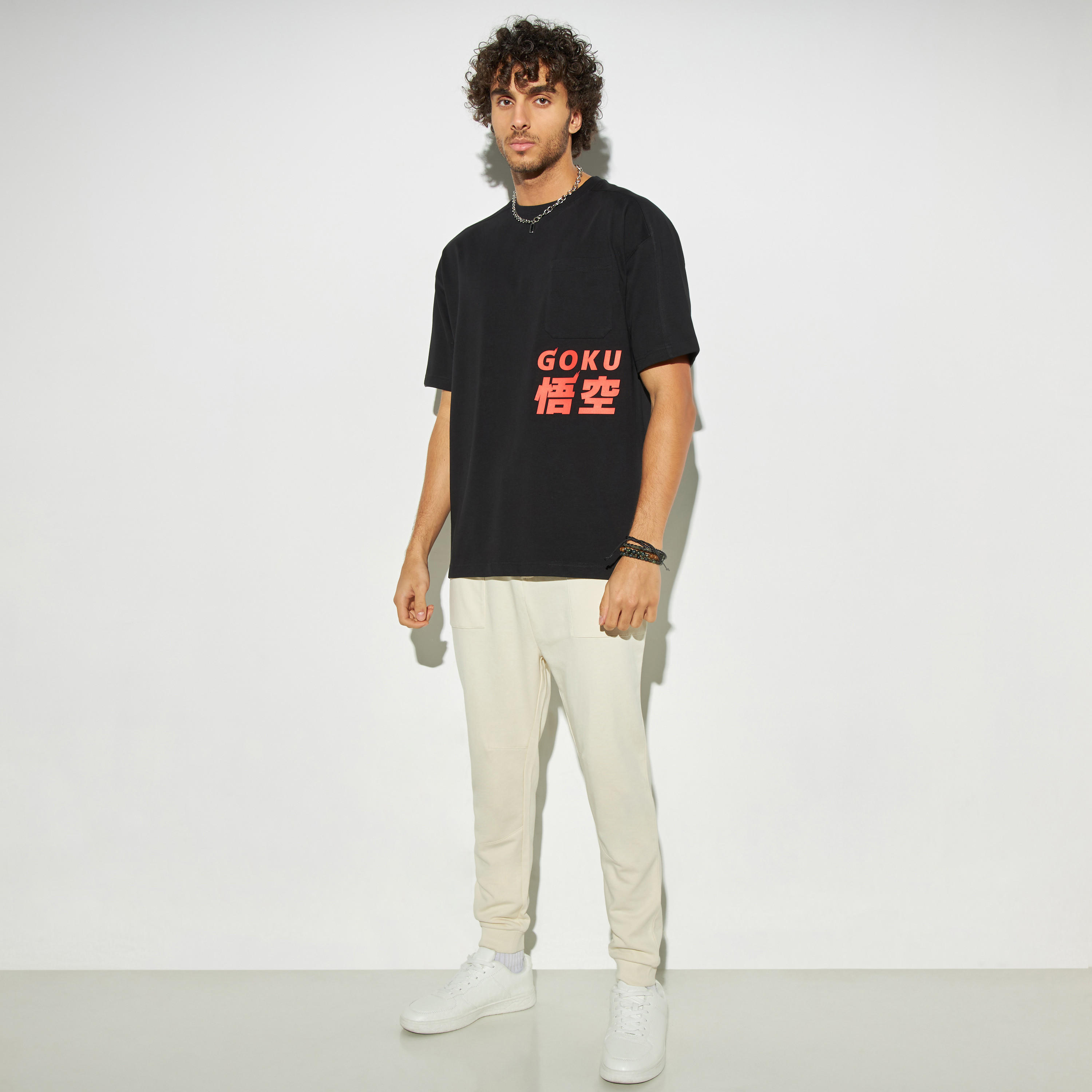 تيشيرت بياقة ضيقة وأكمام قصيرة وطبعات-men-clothing-tshirtsandpolos-tshirts-image-2