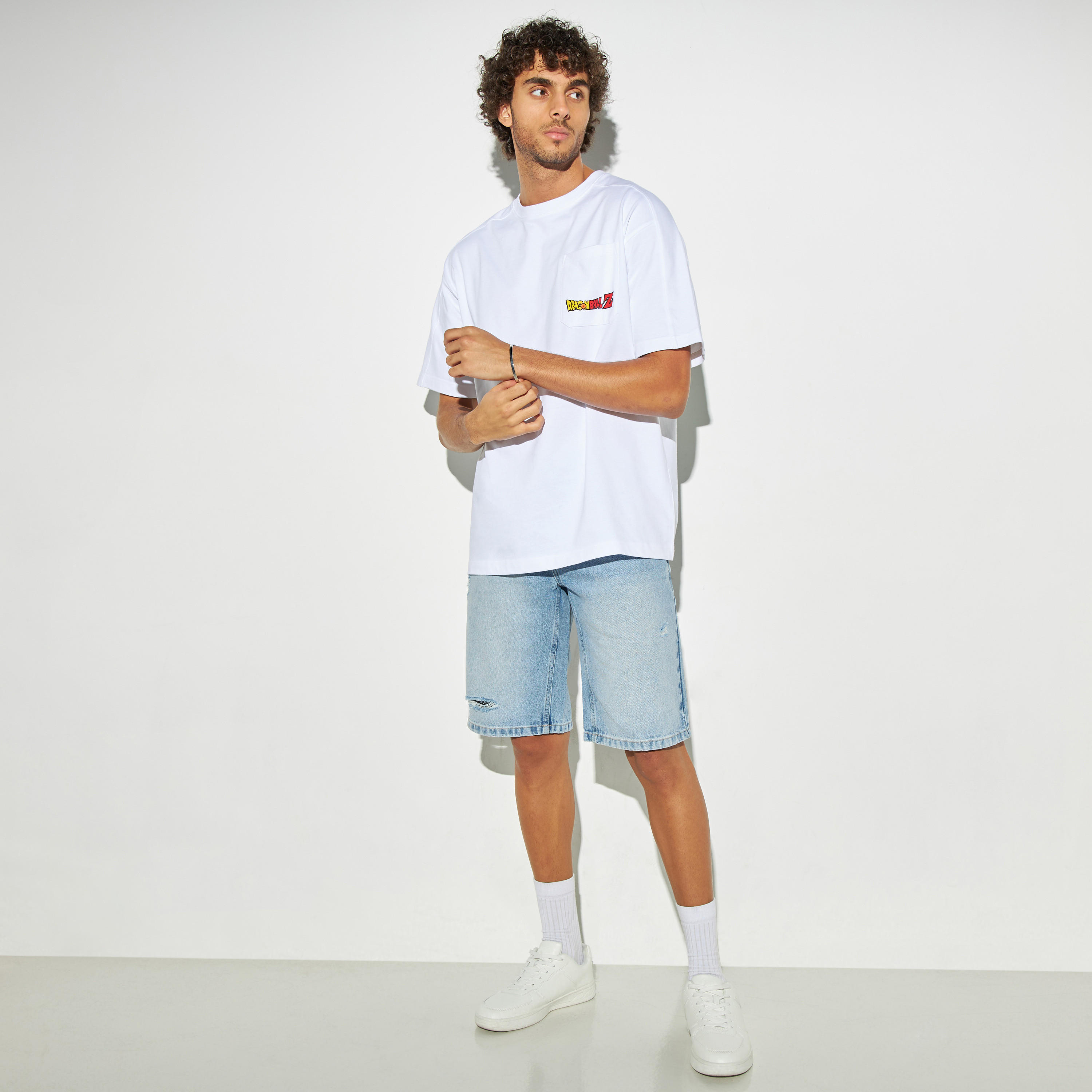 تيشيرت بياقة ضيّقة وجيب وطبعات-men-clothing-tshirtsandpolos-tshirts-image-3
