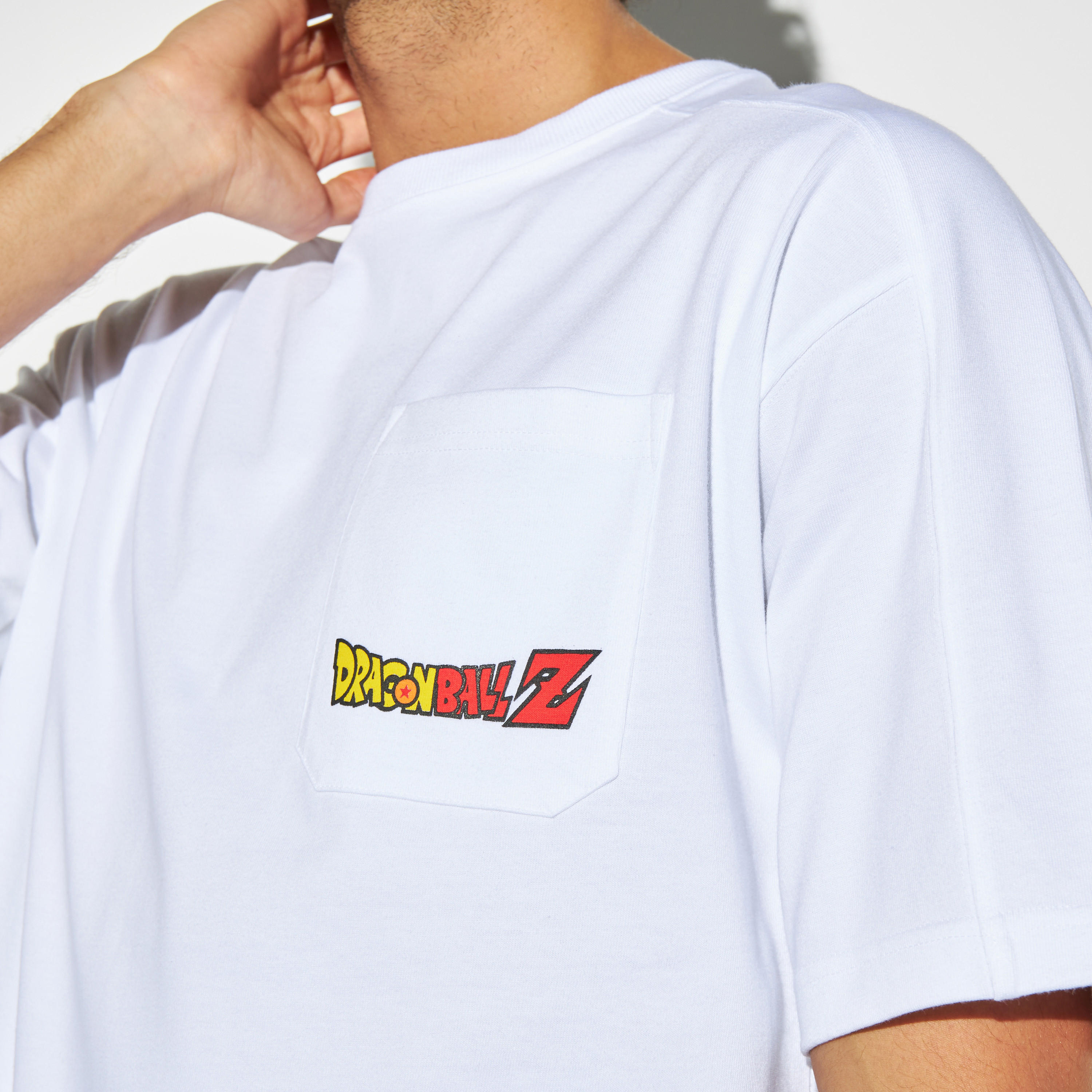 تيشيرت بياقة ضيّقة وجيب وطبعات-men-clothing-tshirtsandpolos-tshirts-image-4