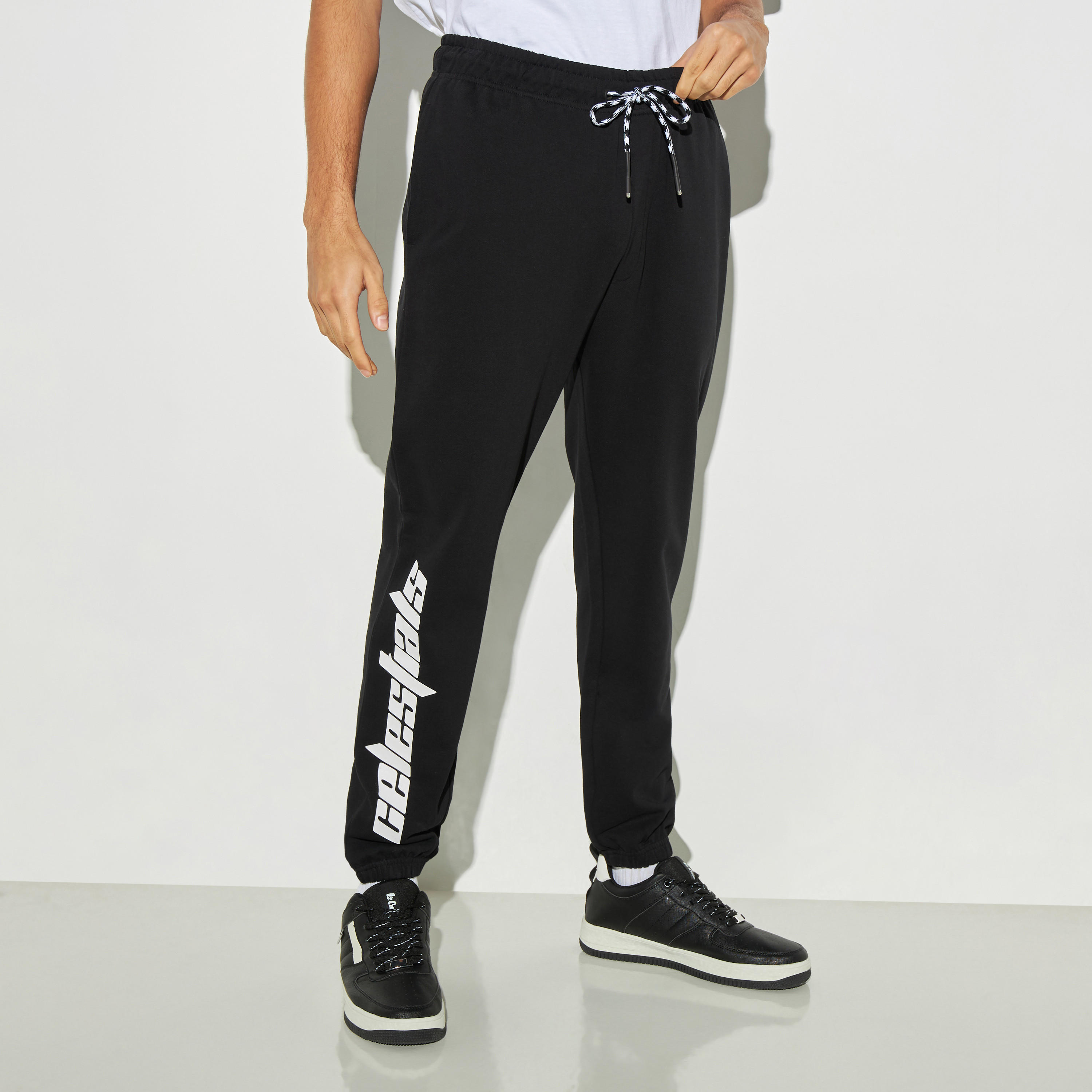 بنطلون رياضي برباط إغلاق وجيوب وطبعات-men-clothing-bottoms-joggers-image-5