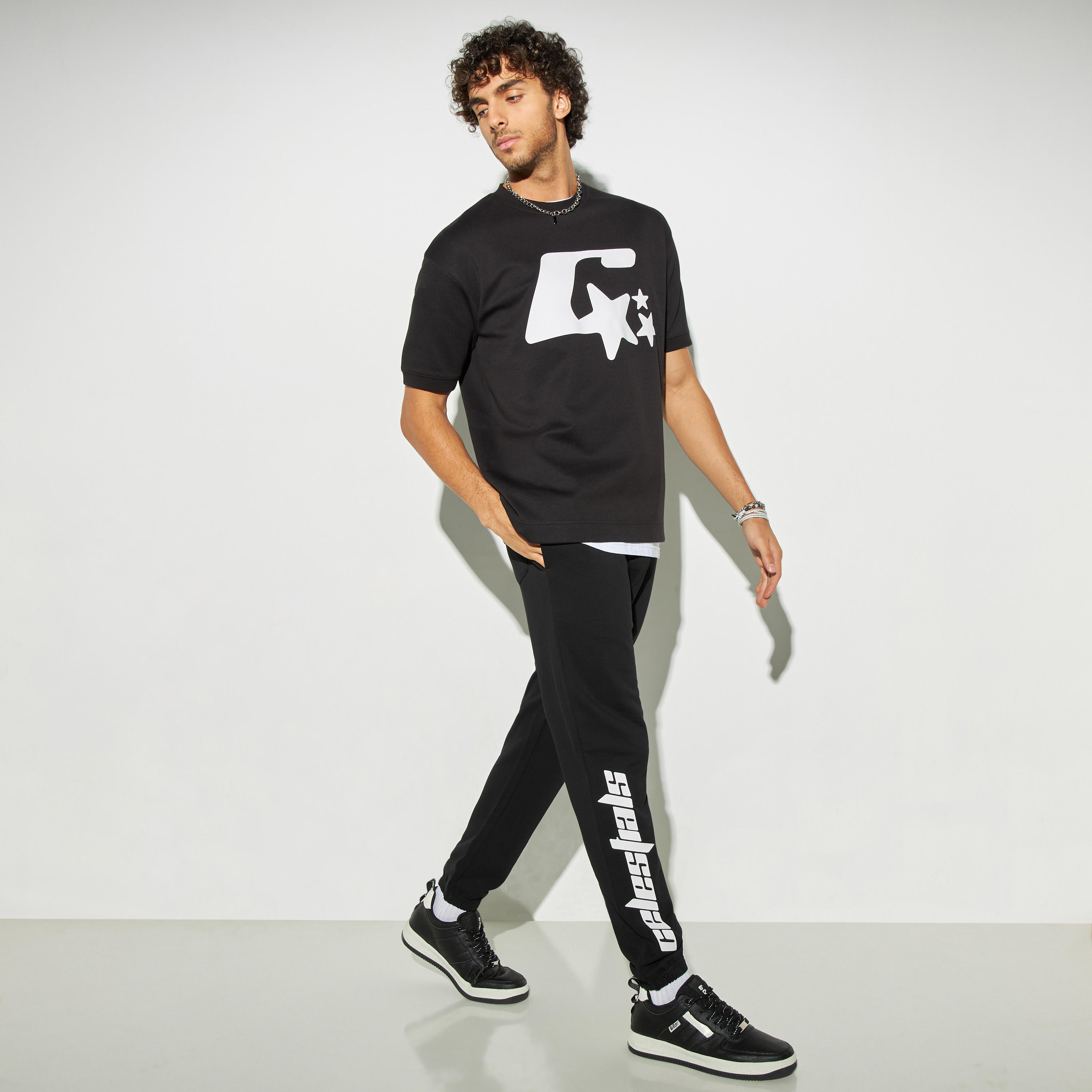 بنطلون رياضي برباط إغلاق وجيوب وطبعات-men-clothing-bottoms-joggers-image-4