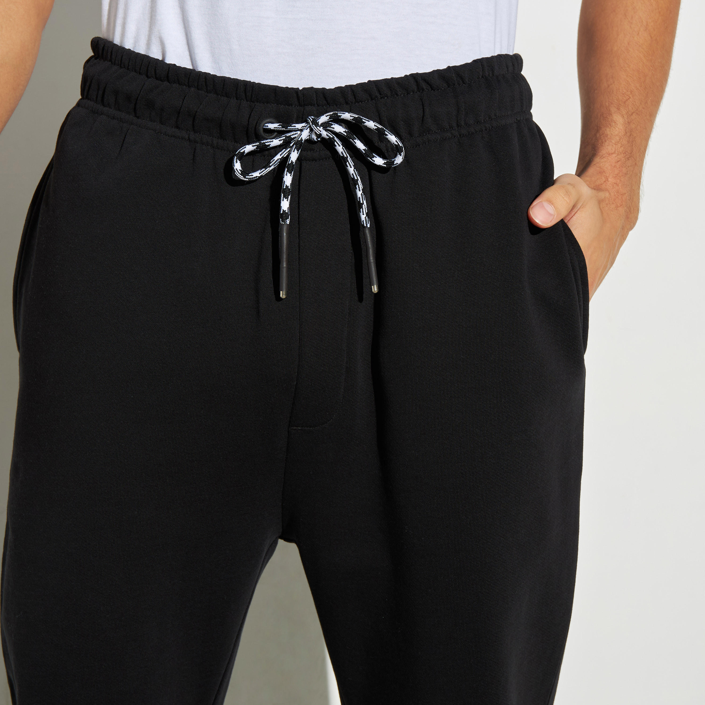 بنطلون رياضي برباط إغلاق وجيوب وطبعات-men-clothing-bottoms-joggers-image-3