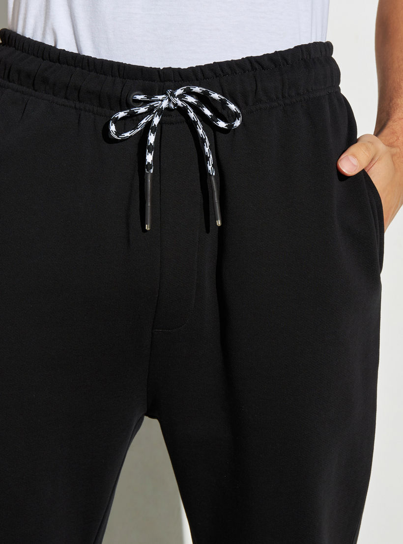 بنطلون رياضي برباط إغلاق وجيوب وطبعات-men-clothing-bottoms-joggers-image-3