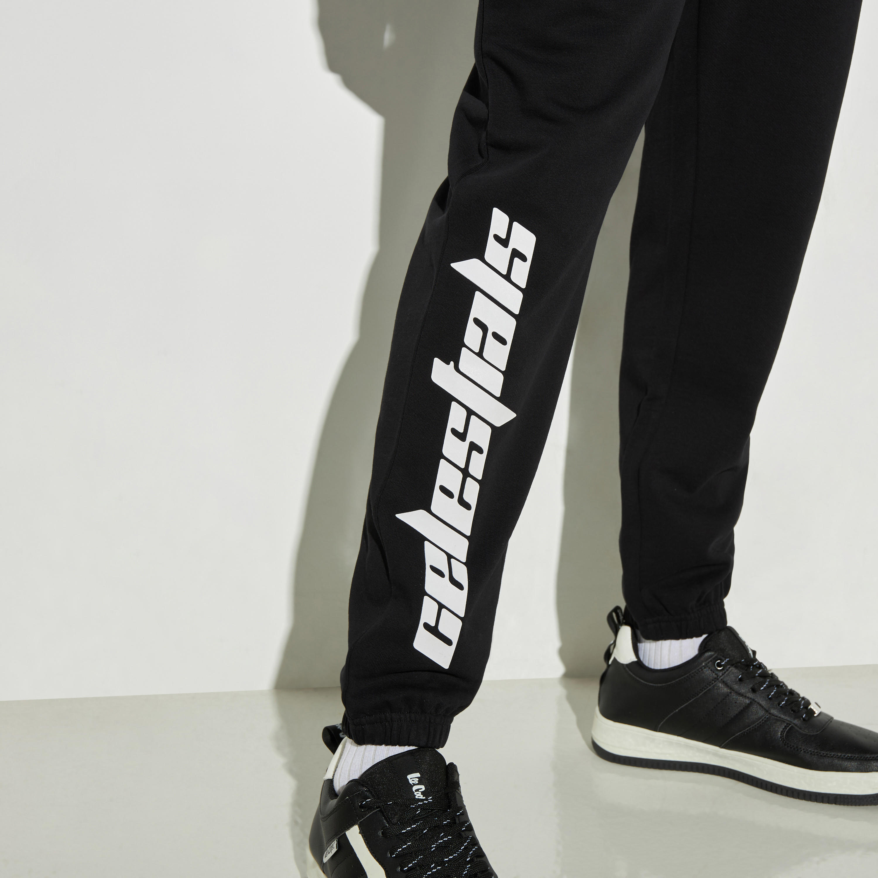 بنطلون رياضي برباط إغلاق وجيوب وطبعات-men-clothing-bottoms-joggers-image-2