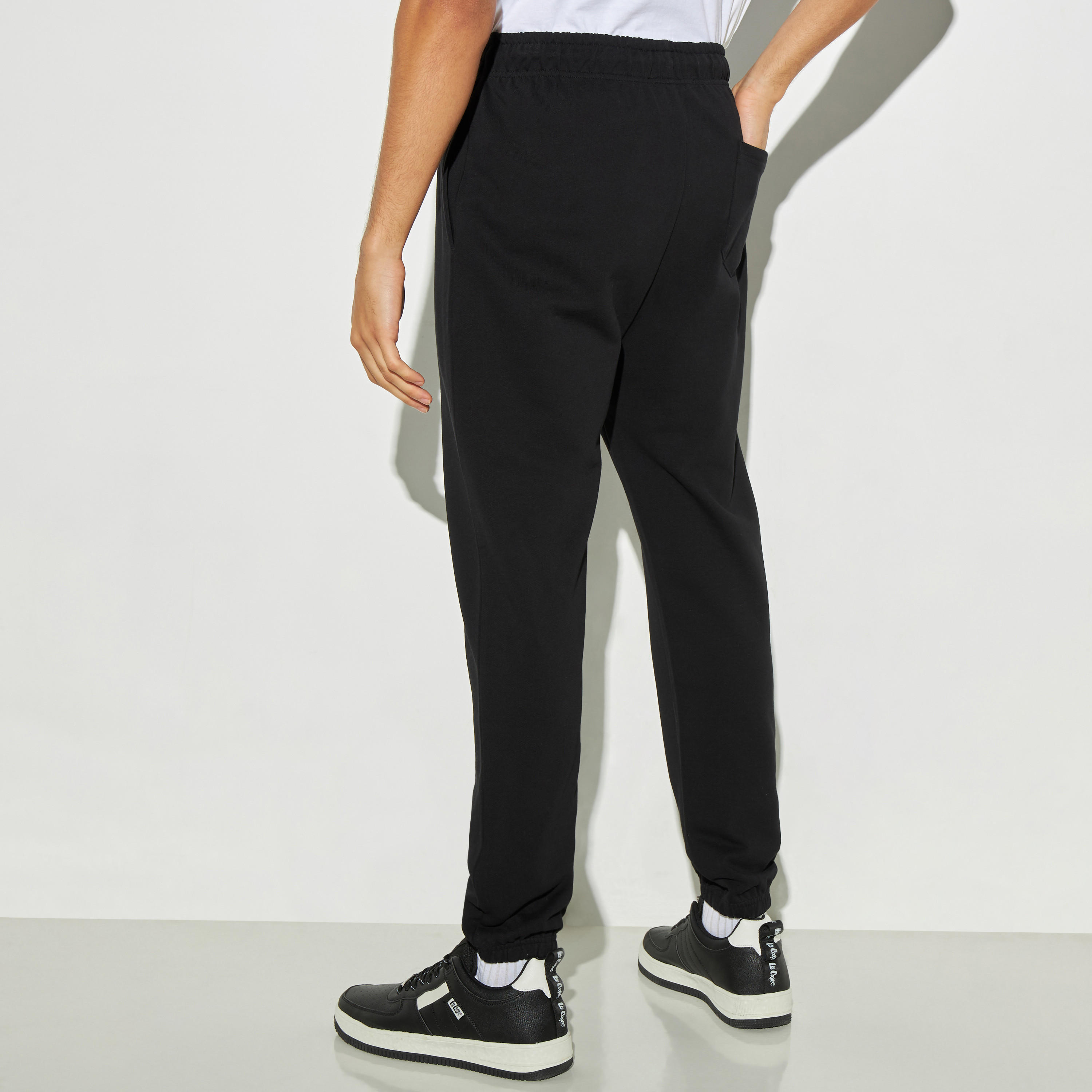 بنطلون رياضي برباط إغلاق وجيوب وطبعات-men-clothing-bottoms-joggers-image-1