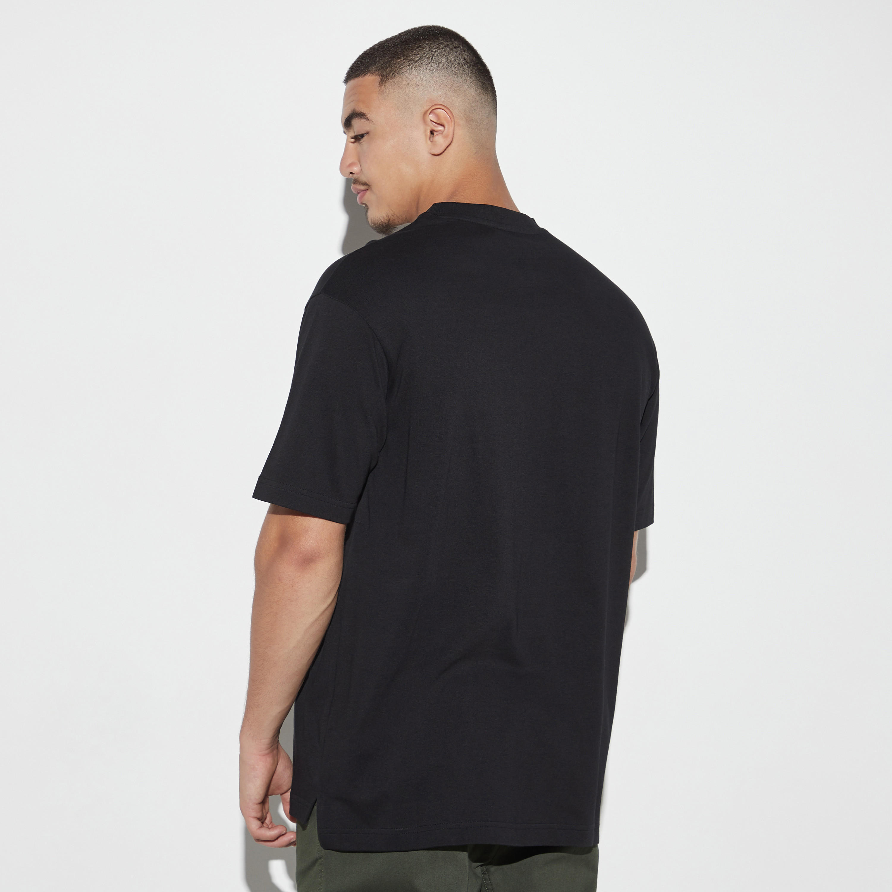تيشيرت بياقة ضيّقة وأكمام قصيرة وطبعات-men-clothing-tshirtsandpolos-tshirts-image-3