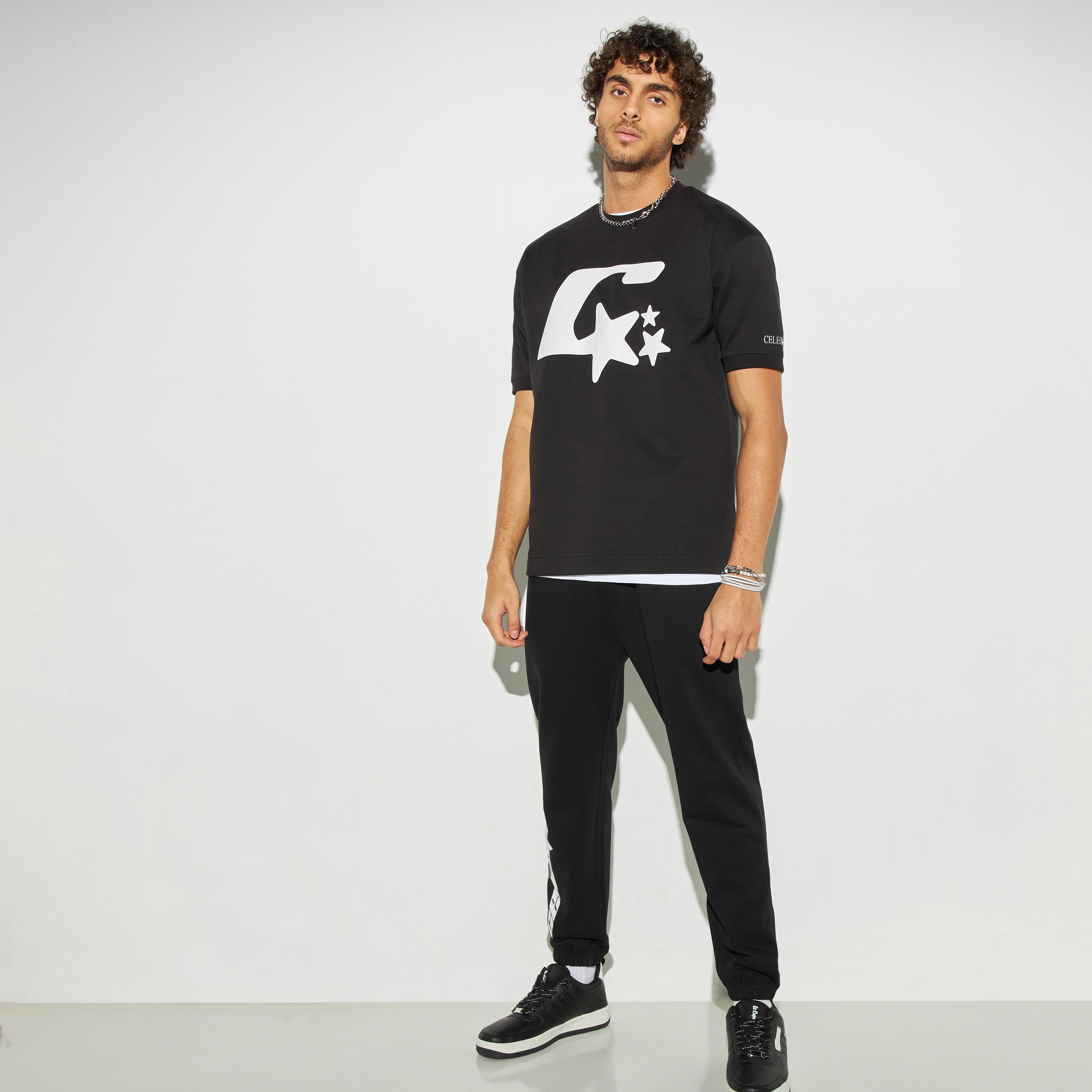 تيشيرت بياقة ضيّقة وأكمام قصيرة وطبعات-men-clothing-tshirtsandpolos-tshirts-image-3
