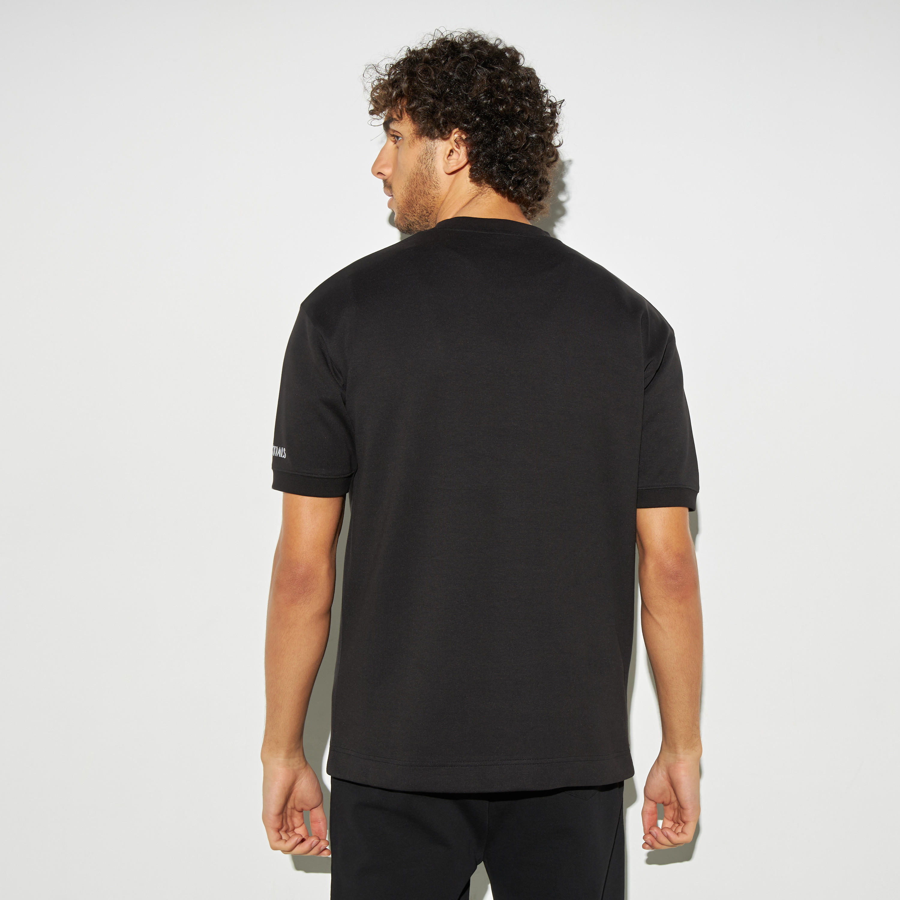 تيشيرت بياقة ضيّقة وأكمام قصيرة وطبعات-men-clothing-tshirtsandpolos-tshirts-image-2