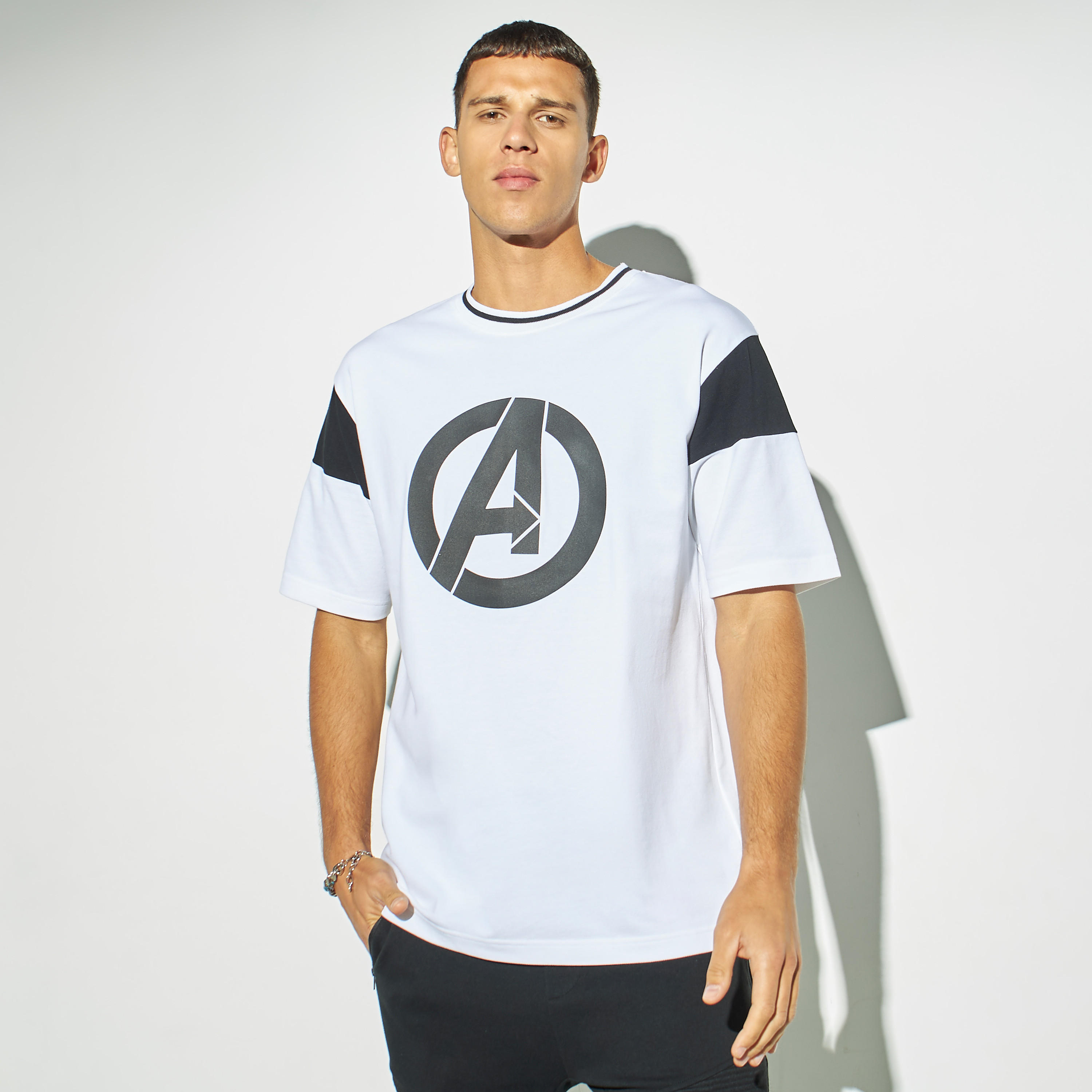 تيشيرت واسع بياقة ضيّقة وأكمام قصيرة وطبعات-men-clothing-tshirtsandpolos-tshirts-image-1