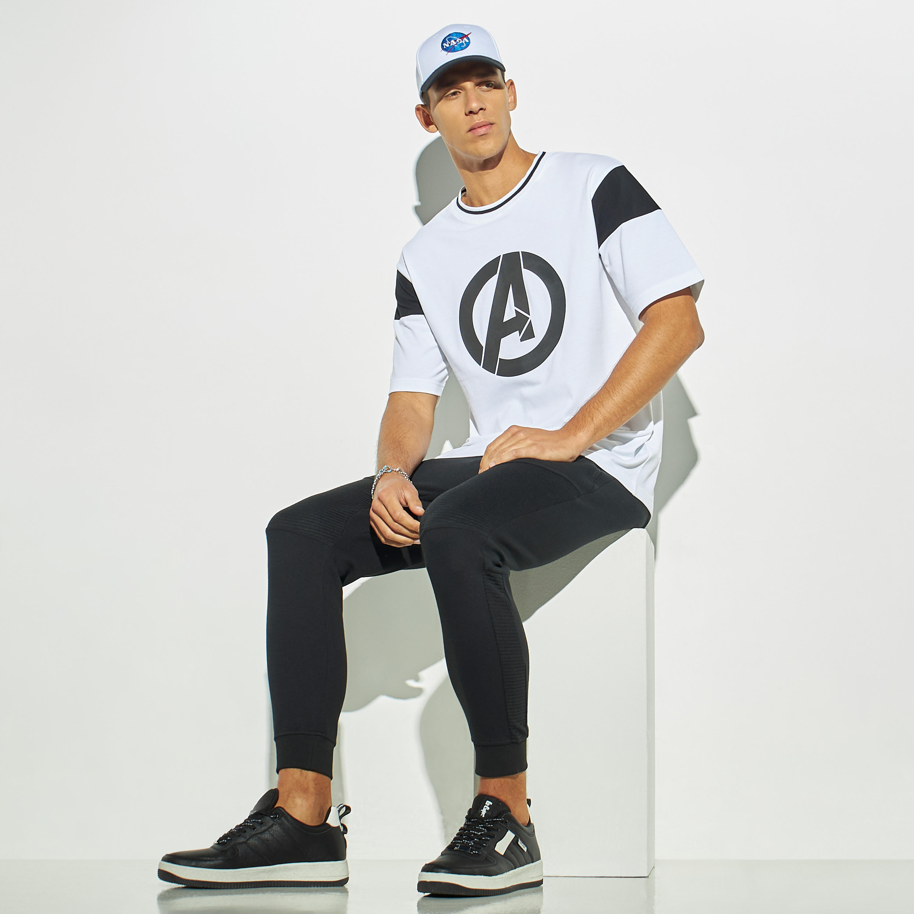 تيشيرت واسع بياقة ضيّقة وأكمام قصيرة وطبعات-men-clothing-tshirtsandpolos-tshirts-image-2