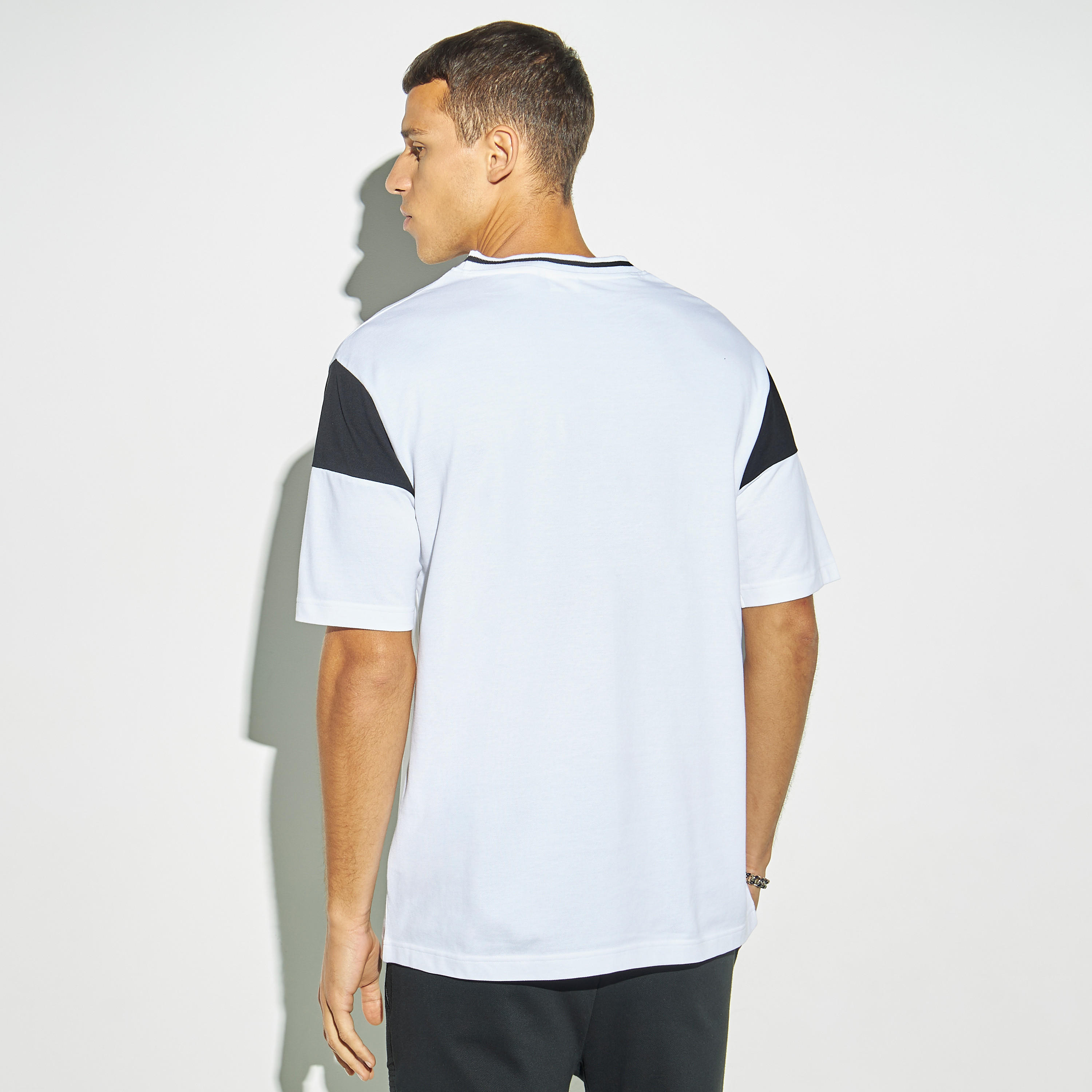 تيشيرت واسع بياقة ضيّقة وأكمام قصيرة وطبعات-men-clothing-tshirtsandpolos-tshirts-image-3