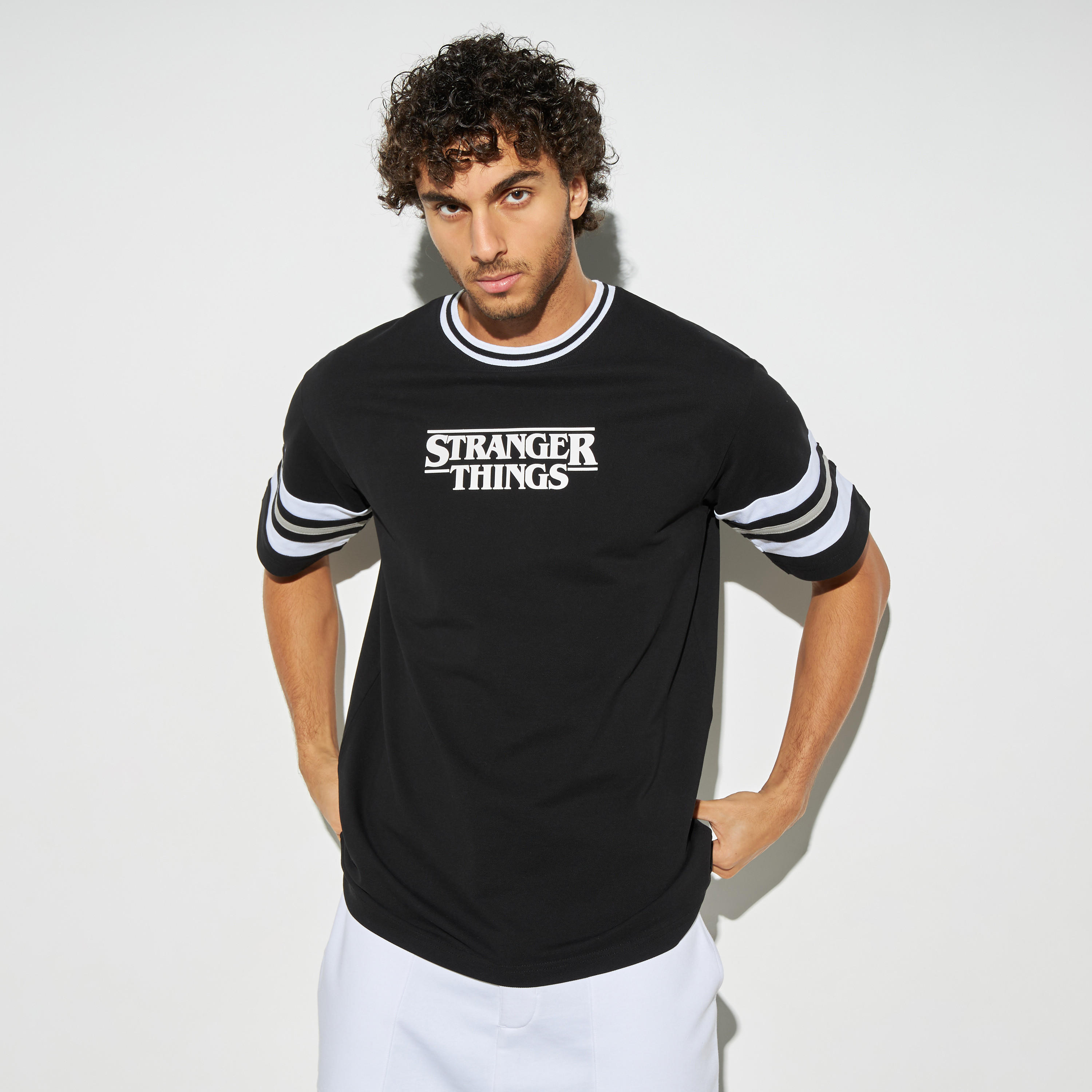 تيشيرت واسع بياقة ضيّقة وأكمام قصيرة وطبعات-men-clothing-tshirtsandpolos-tshirts-image-1