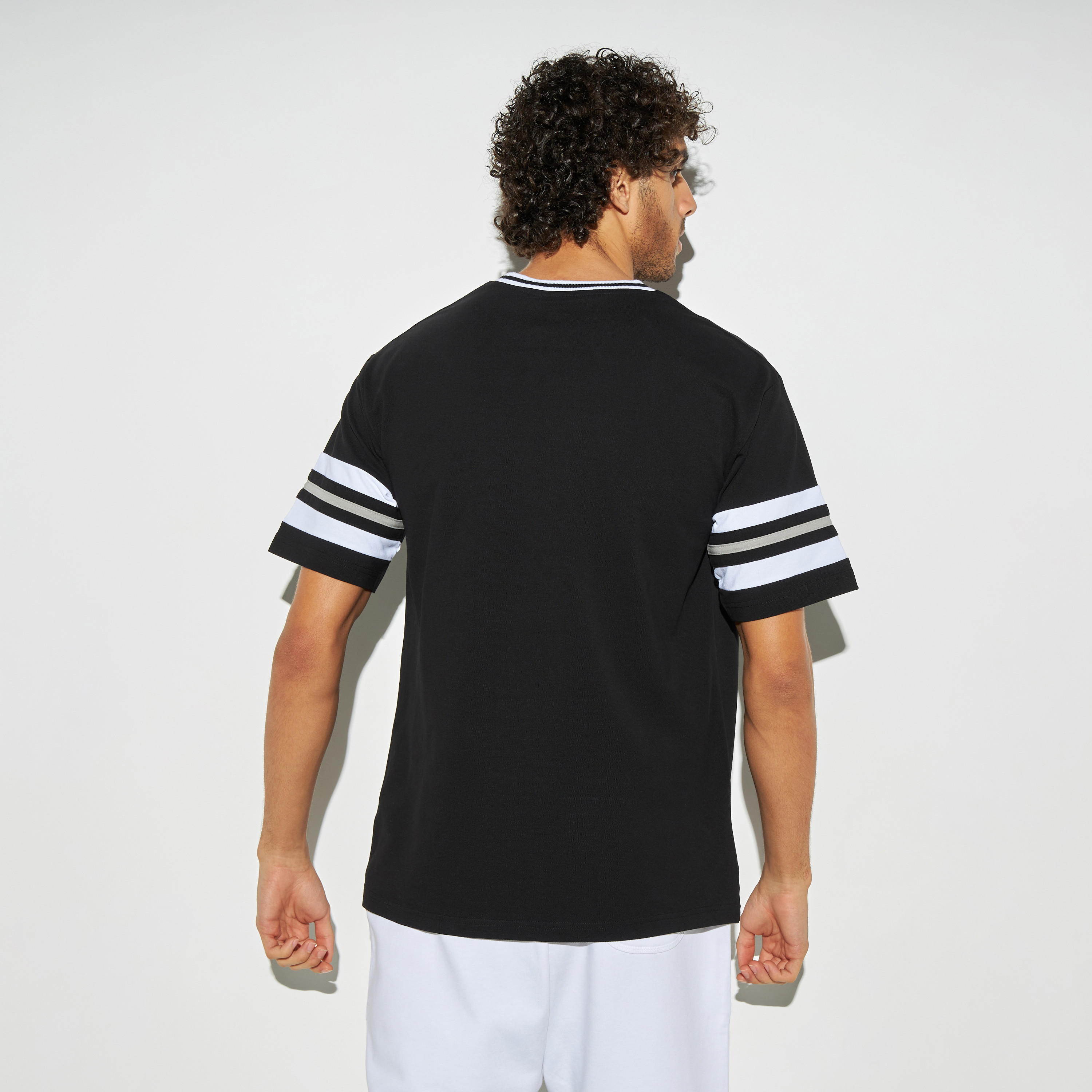 تيشيرت واسع بياقة ضيّقة وأكمام قصيرة وطبعات-men-clothing-tshirtsandpolos-tshirts-image-3