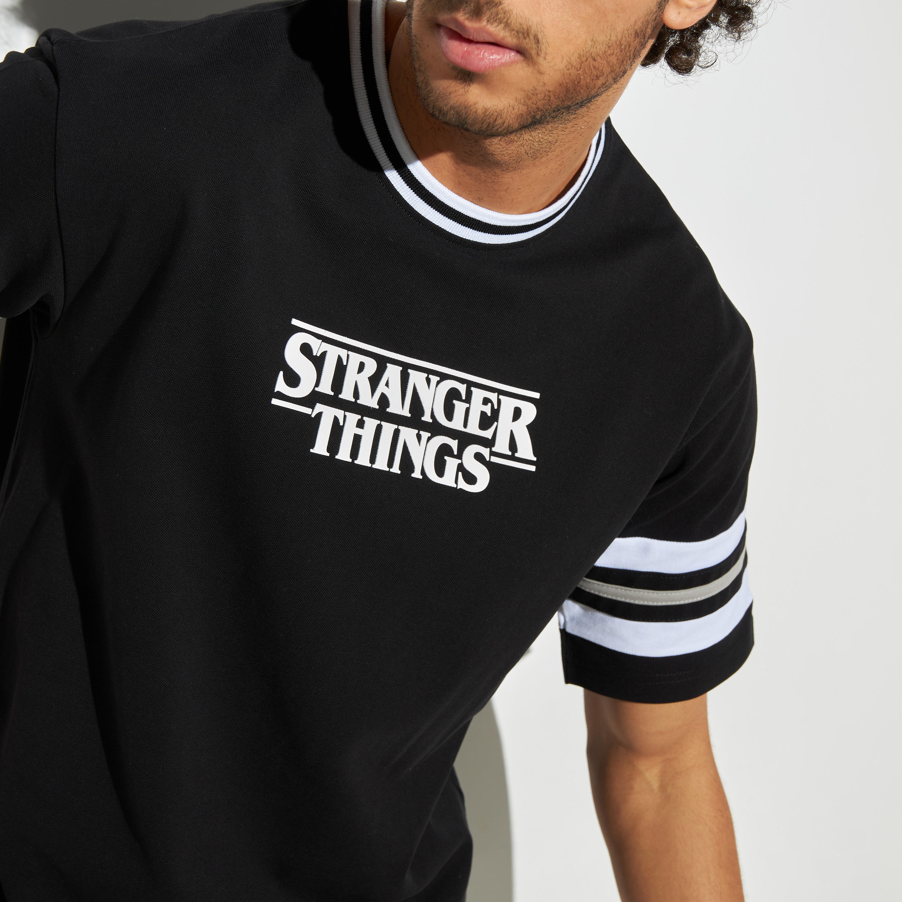 تيشيرت واسع بياقة ضيّقة وأكمام قصيرة وطبعات-men-clothing-tshirtsandpolos-tshirts-image-4