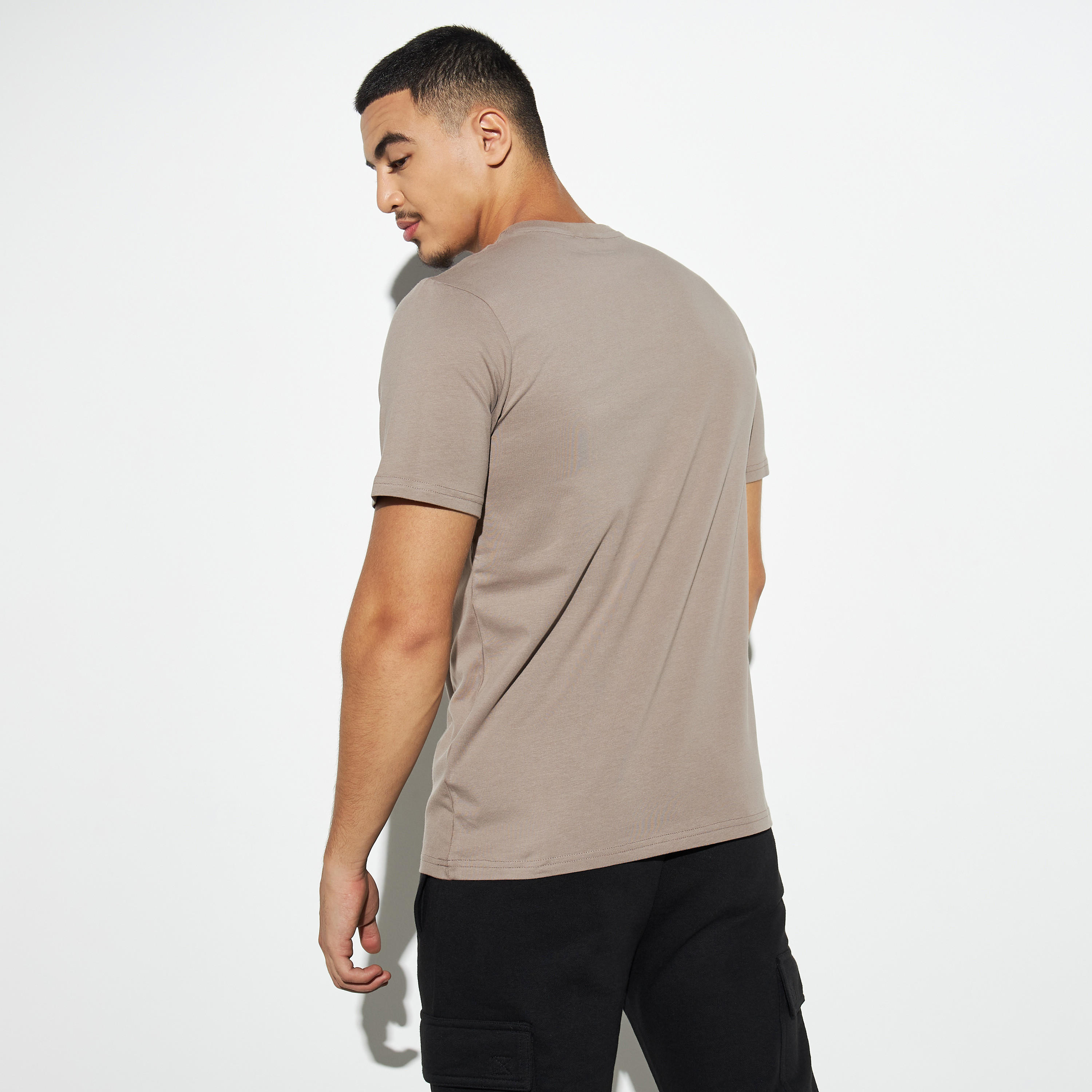 تيشيرت بياقة ضيّقة وأكمام قصيرة وطبعات ناروتو-men-clothing-tshirtsandpolos-tshirts-image-3