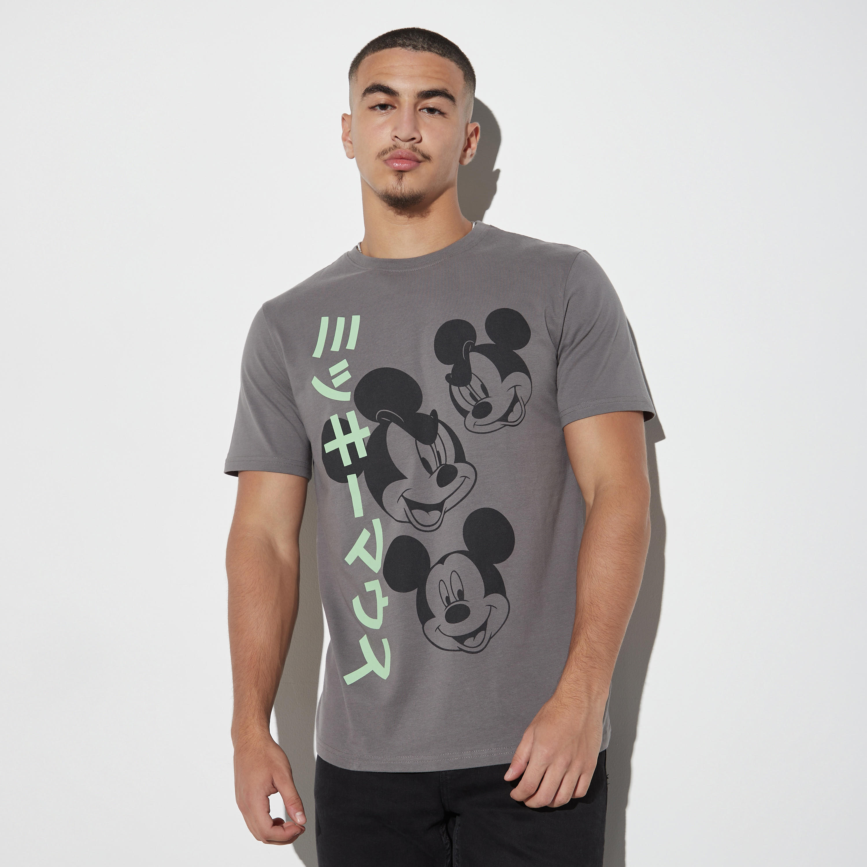 تيشيرت بياقة ضيّقة وأكمام قصيرة وطبعات ميكي ماوس-men-clothing-tshirtsandpolos-tshirts-image-1