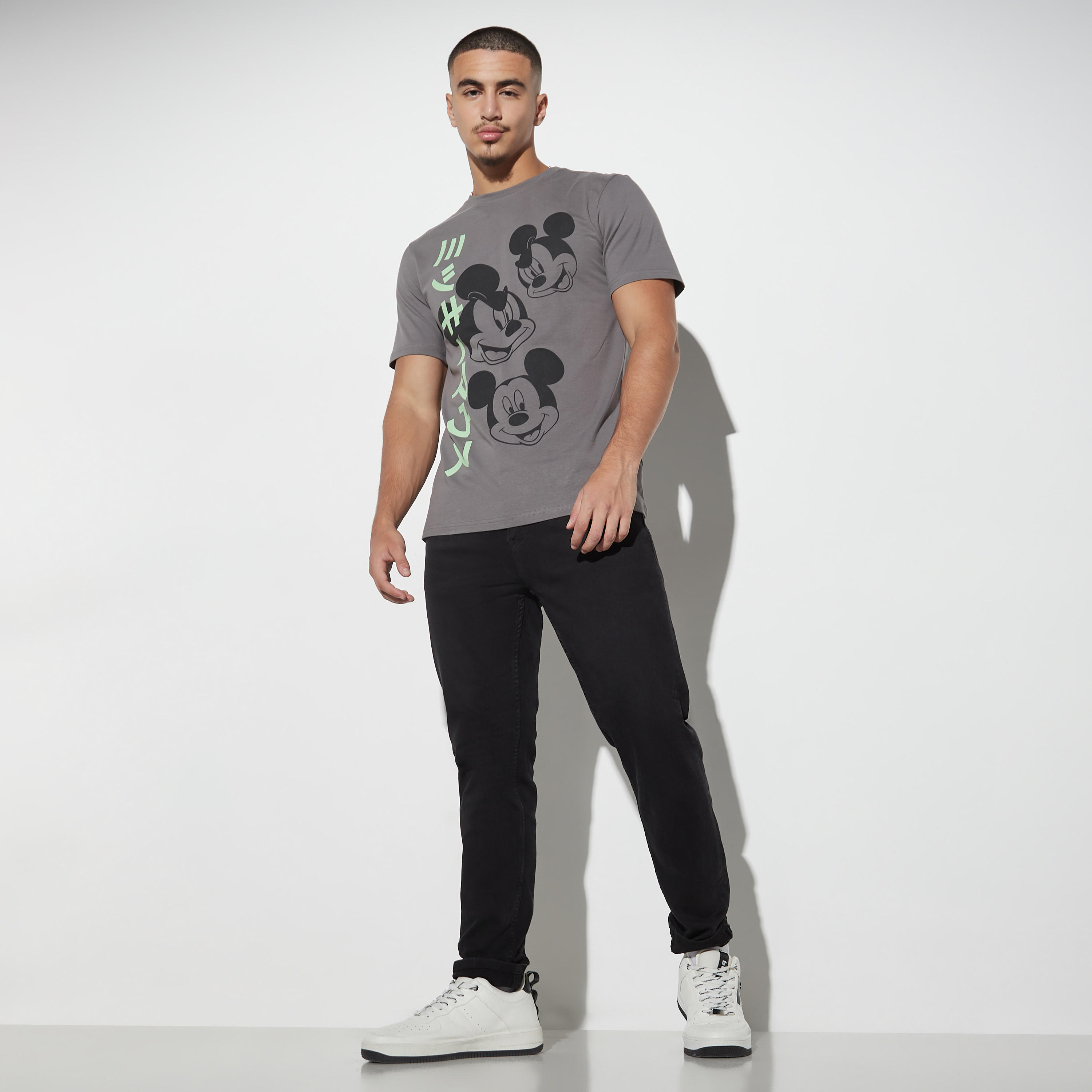 تيشيرت بياقة ضيّقة وأكمام قصيرة وطبعات ميكي ماوس-men-clothing-tshirtsandpolos-tshirts-image-2