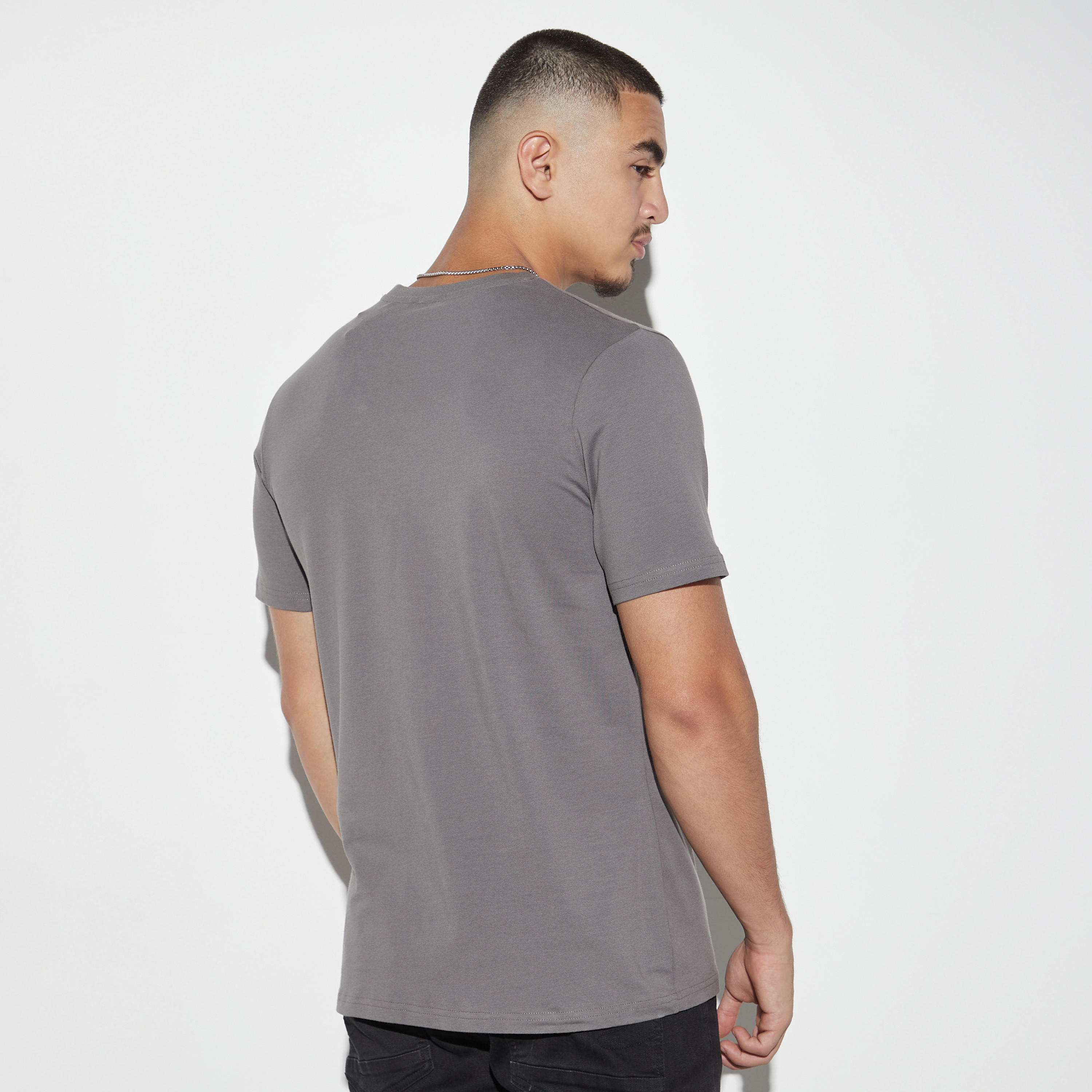 تيشيرت بياقة ضيّقة وأكمام قصيرة وطبعات ميكي ماوس-men-clothing-tshirtsandpolos-tshirts-image-3