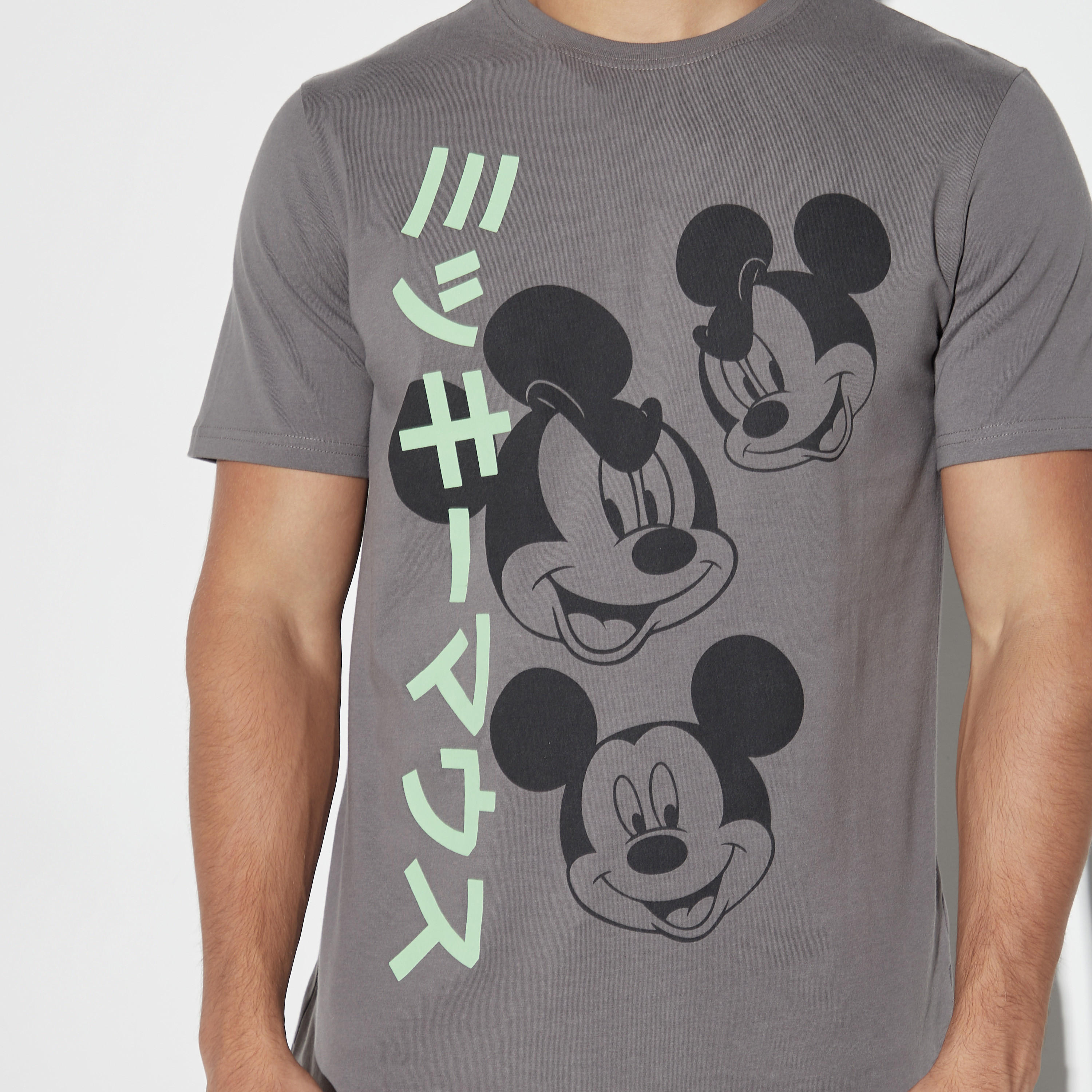تيشيرت بياقة ضيّقة وأكمام قصيرة وطبعات ميكي ماوس-men-clothing-tshirtsandpolos-tshirts-image-4
