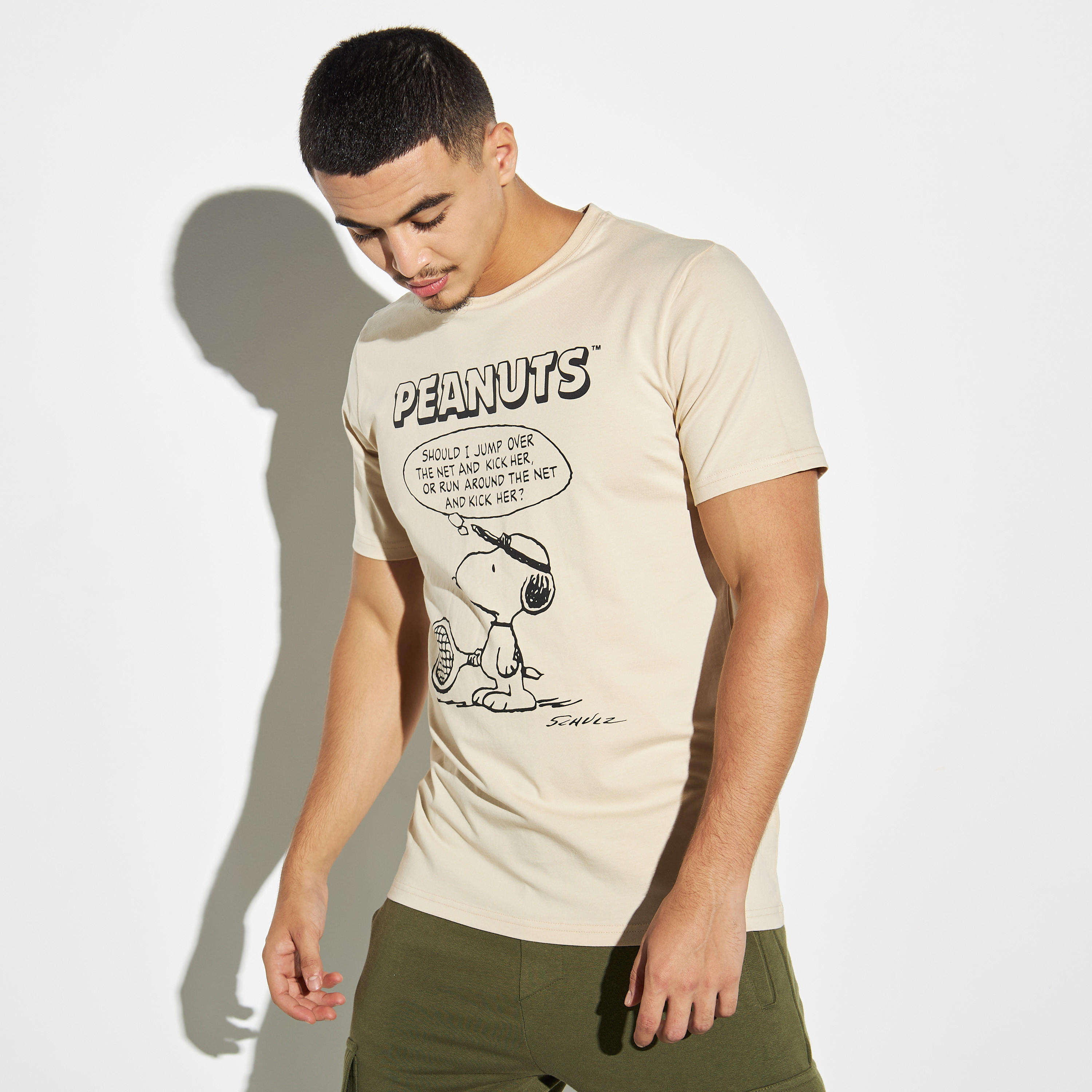 تيشيرت بياقة ضيقة وأكمام قصيرة وطبعات بينوتس-men-clothing-tshirtsandpolos-tshirts-image-1